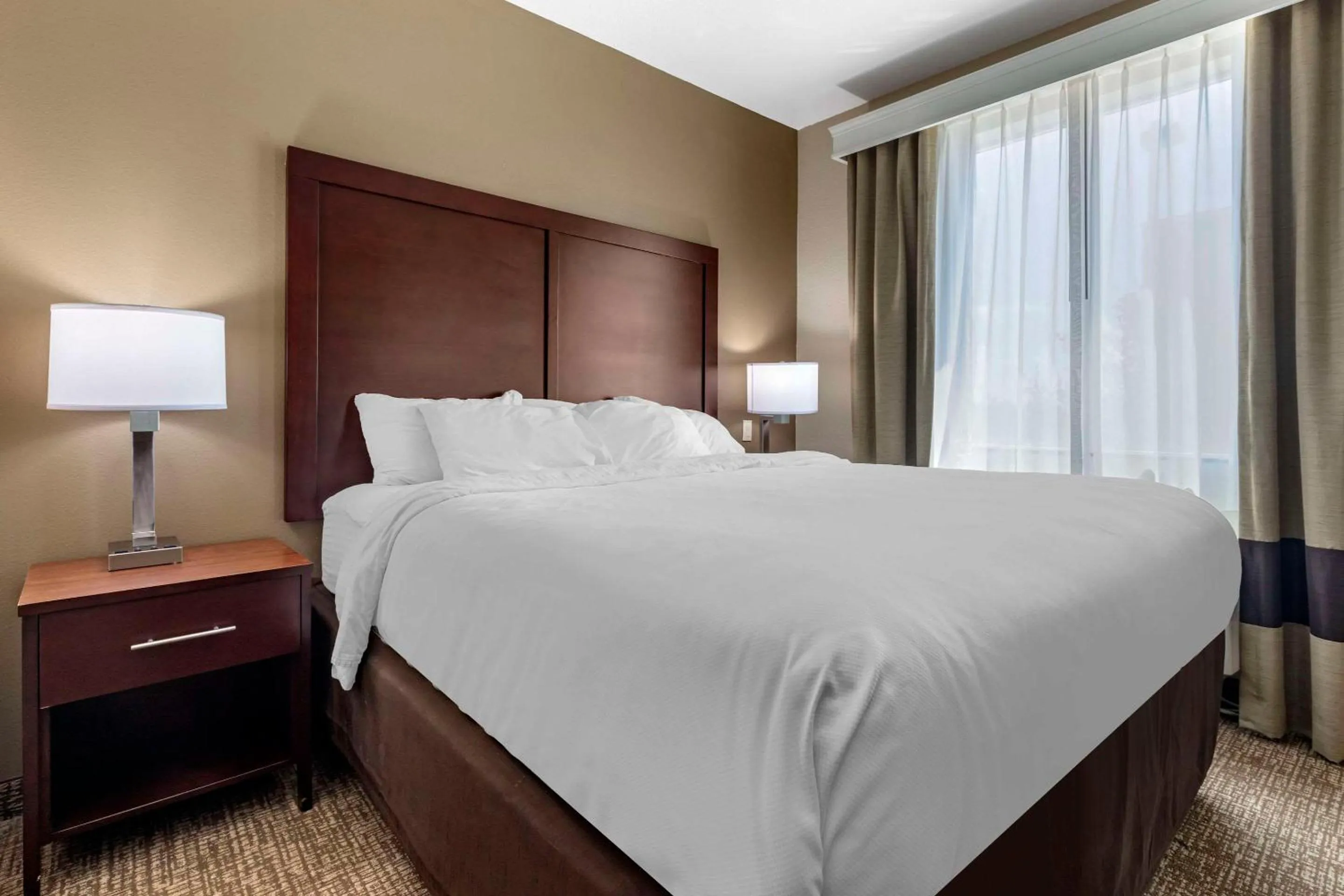 Bedroom, Bed in Comfort Suites Plano - Dallas North