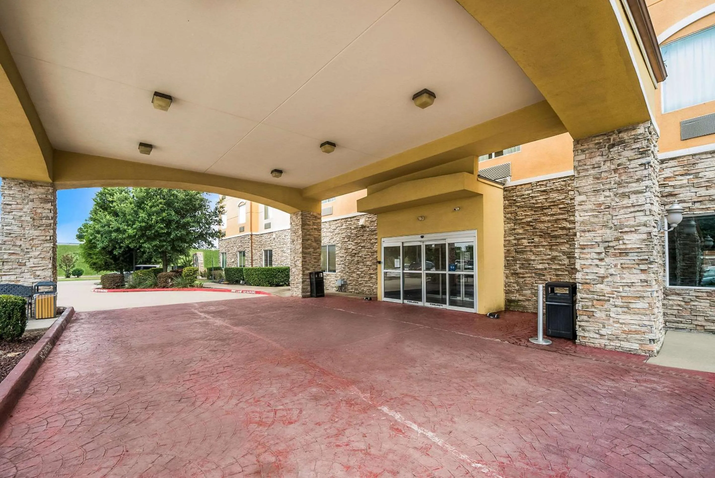 Property building in Comfort Suites Plano - Dallas North