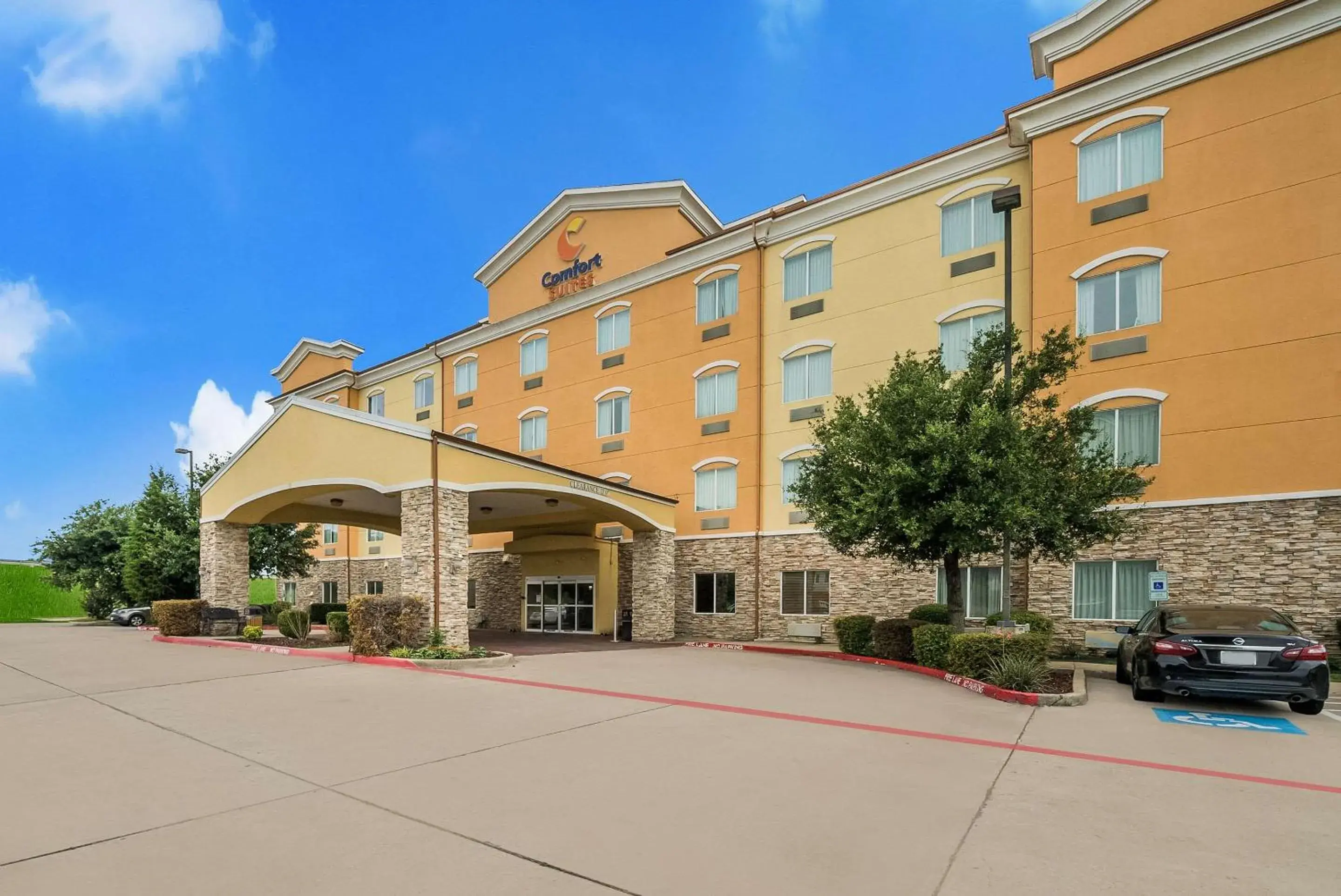 Property building in Comfort Suites Plano - Dallas North Property building in Comfort Suites Plano - Dallas North