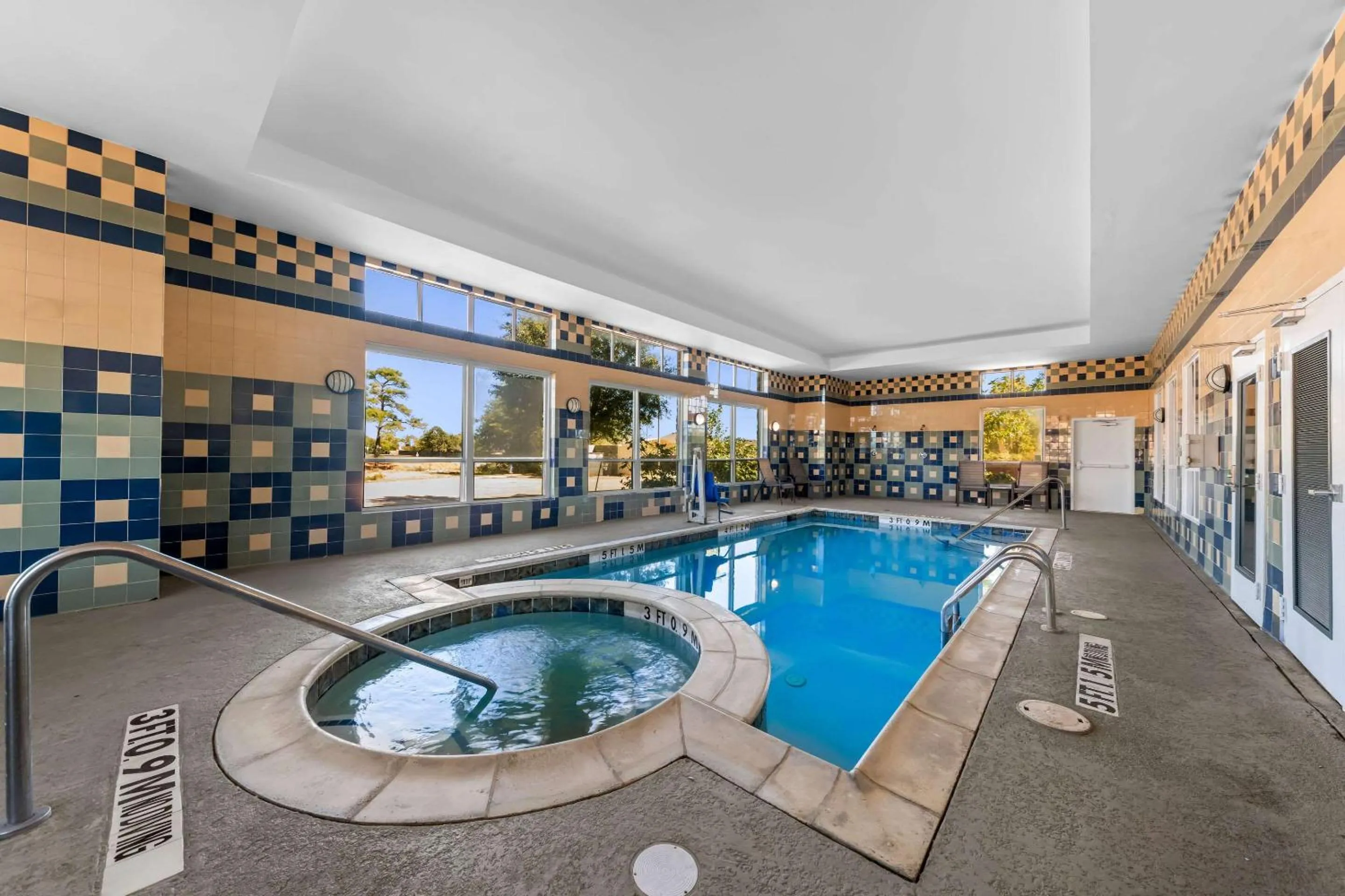 Swimming pool in Comfort Inn & Suites Near Lake Lewisville