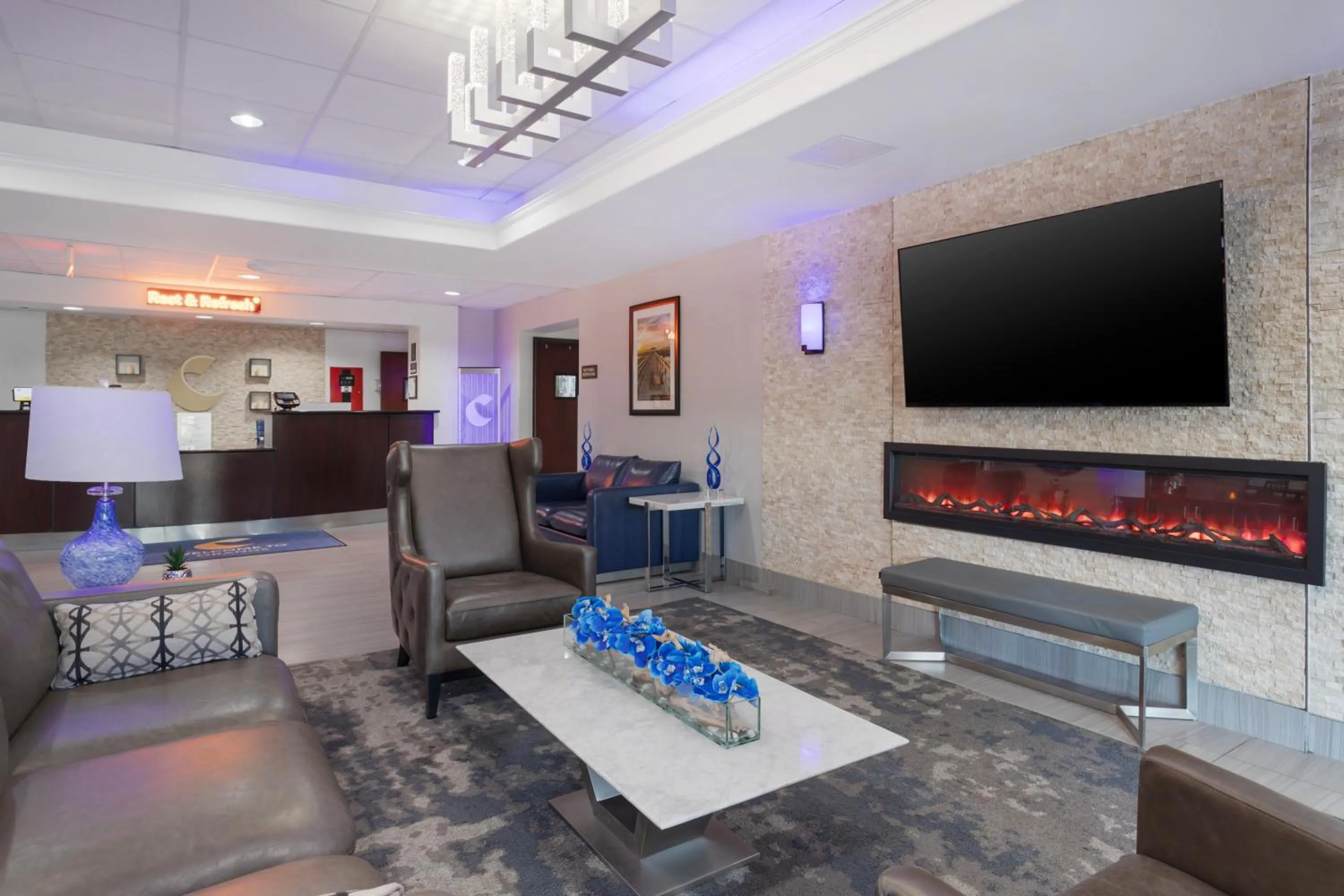 Communal lounge/ TV room in Comfort Inn by Choice Hotels Orange, TX