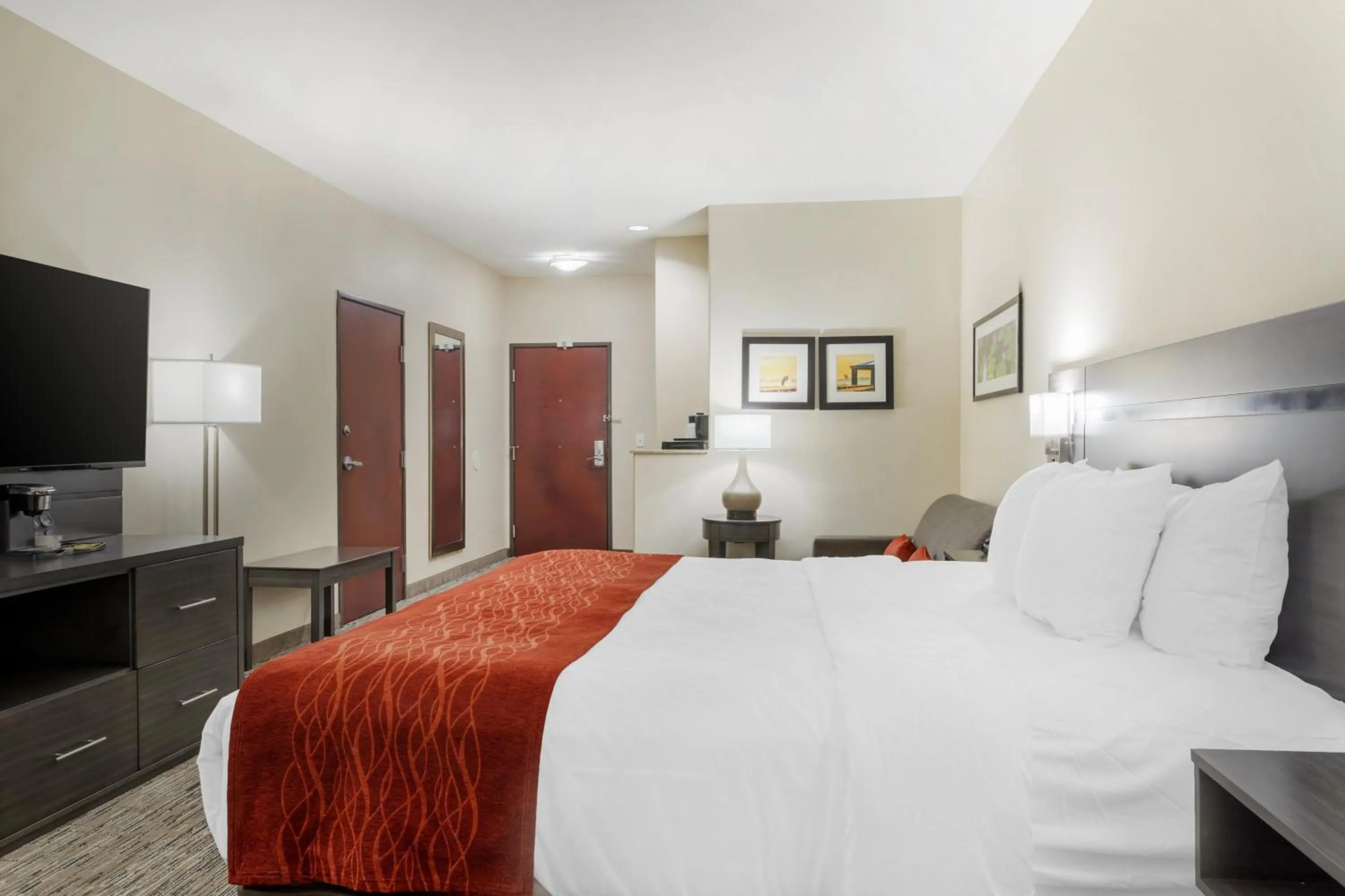 Bed in Comfort Inn by Choice Hotels Orange, TX