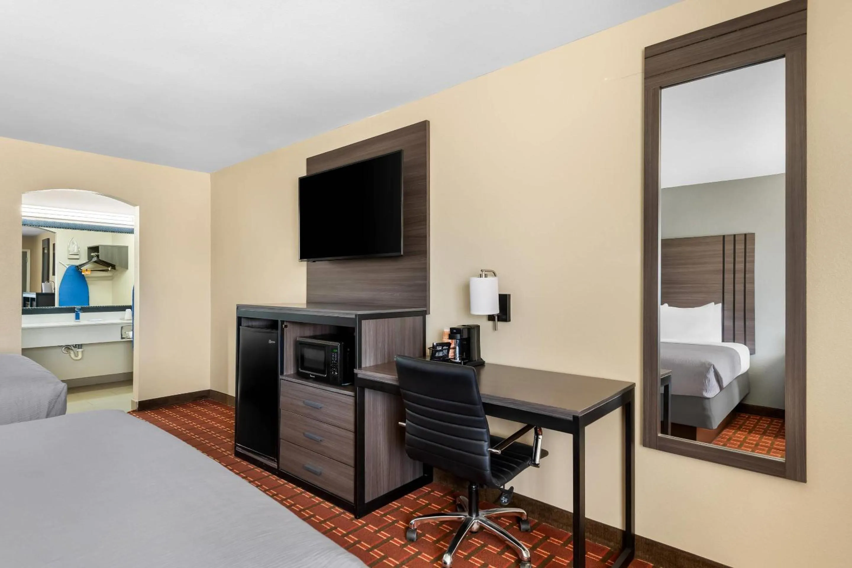 Bedroom, Bed in Quality Inn Marshall