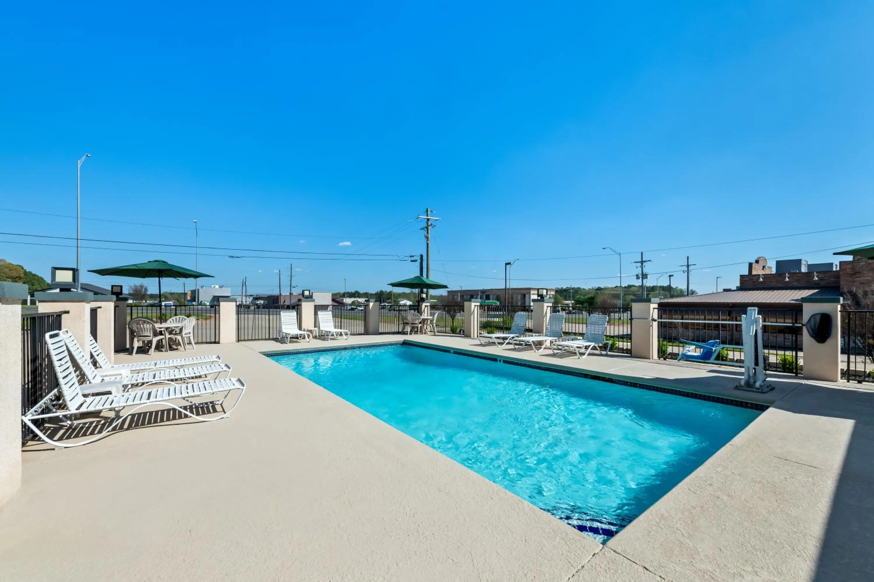 Pool view in Quality Inn Marshall