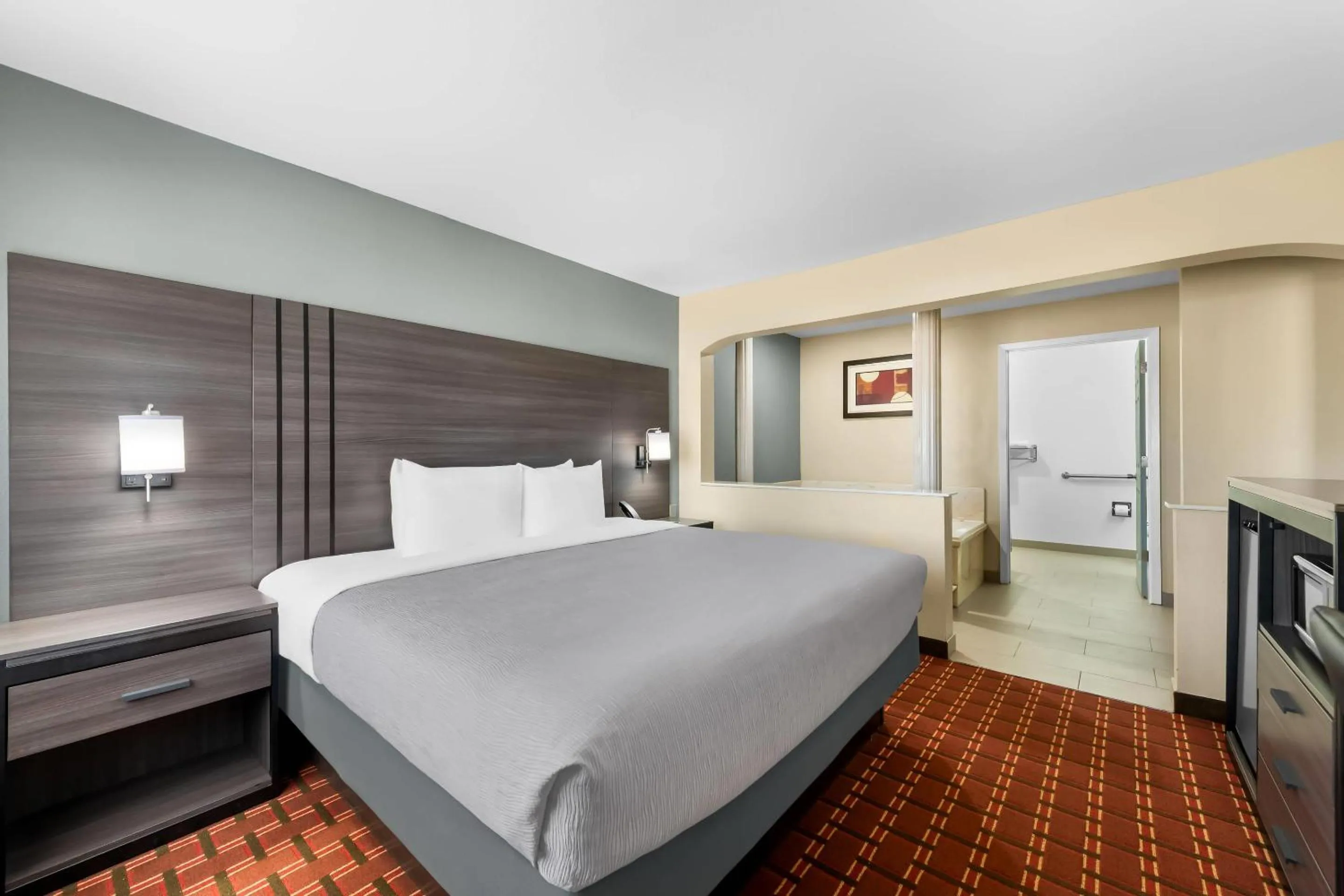 King Room - Non-Smoking in Quality Inn Marshall