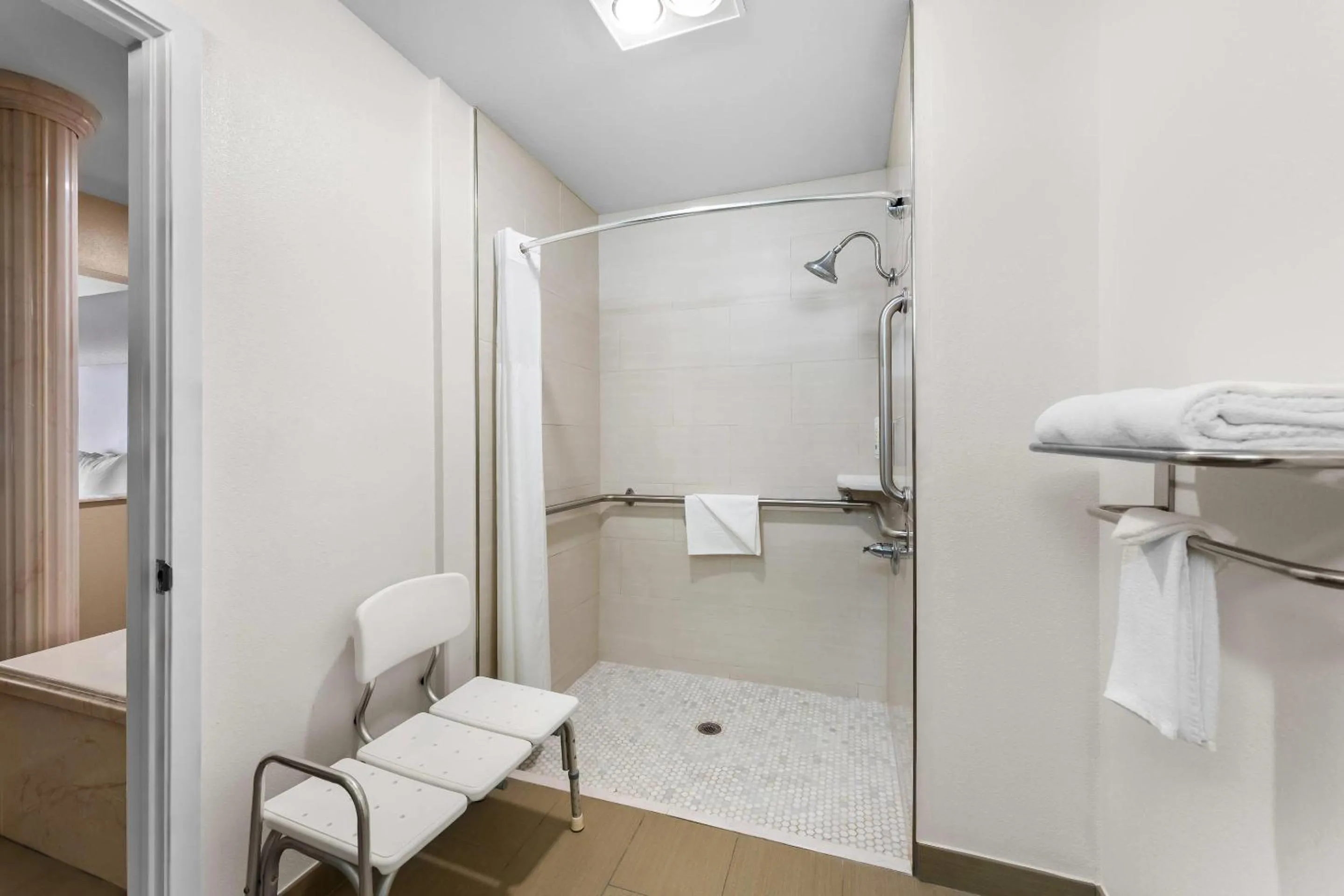 Bedroom in Quality Inn Marshall