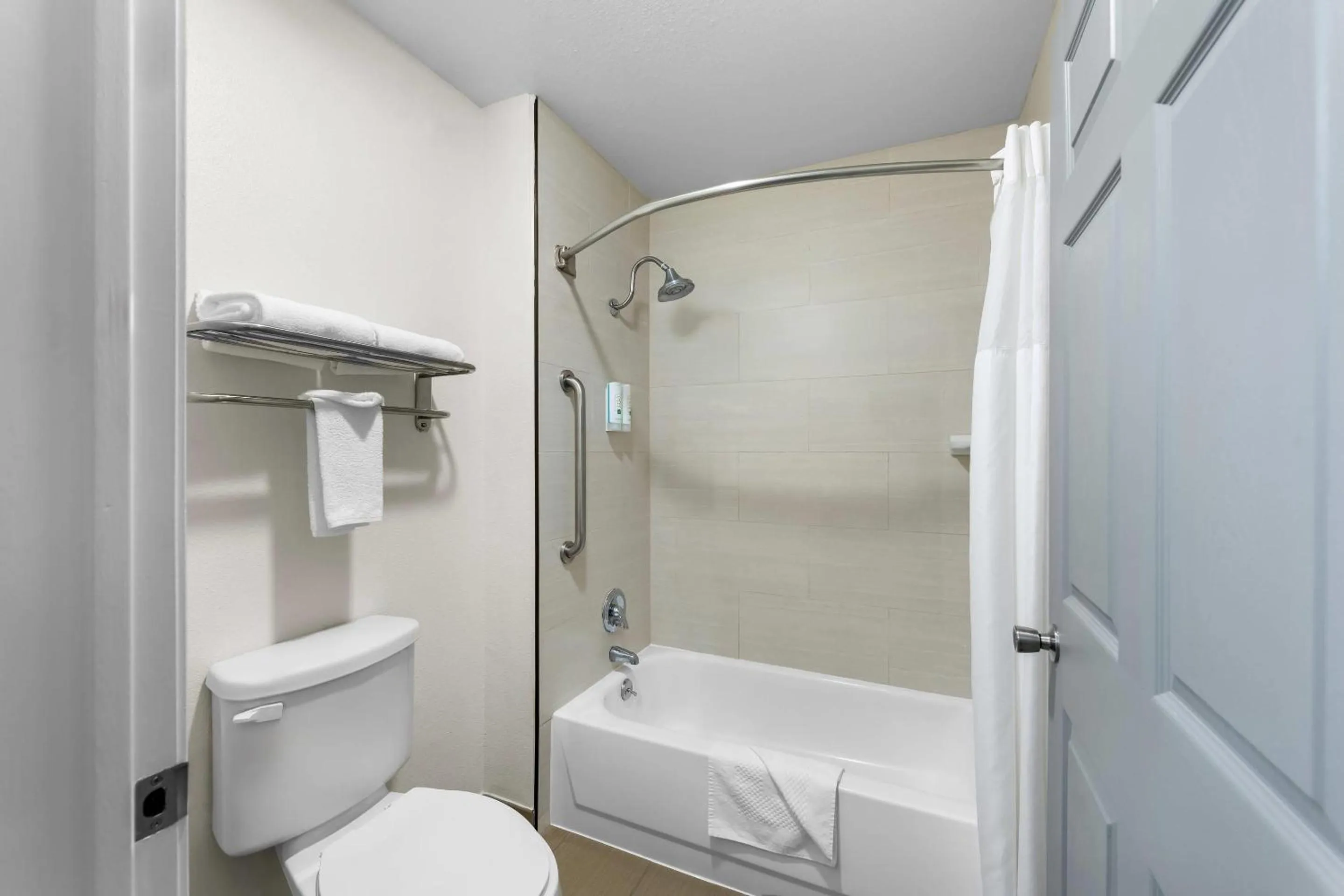 Bedroom in Quality Inn Marshall