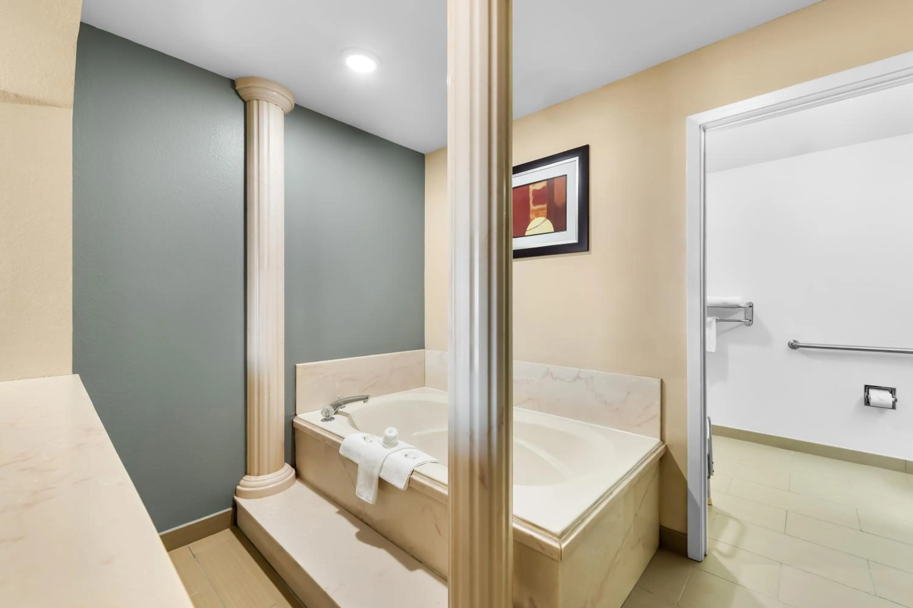 Hot Tub, Bed in Quality Inn Marshall