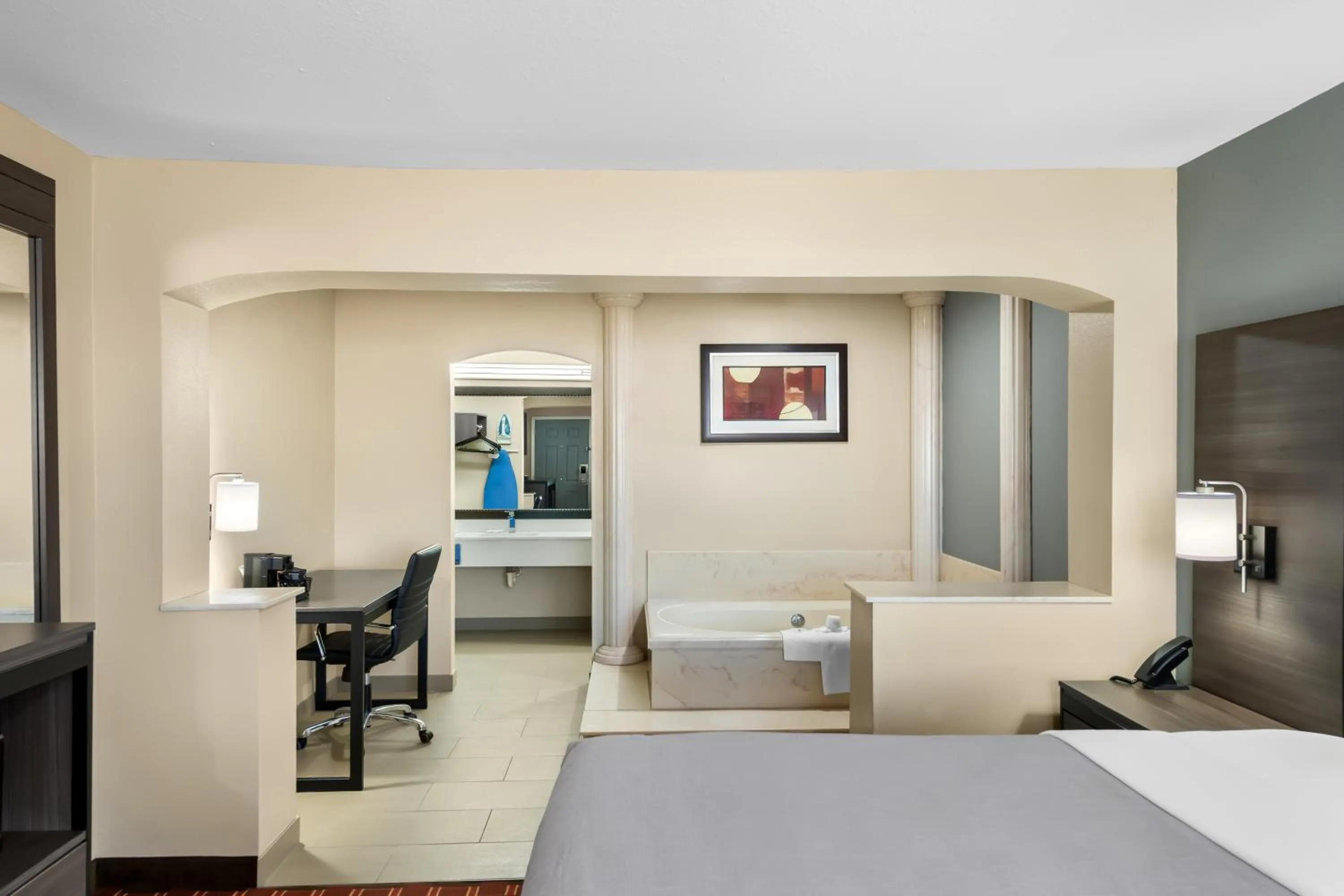 Hot Tub, Bed in Quality Inn Marshall