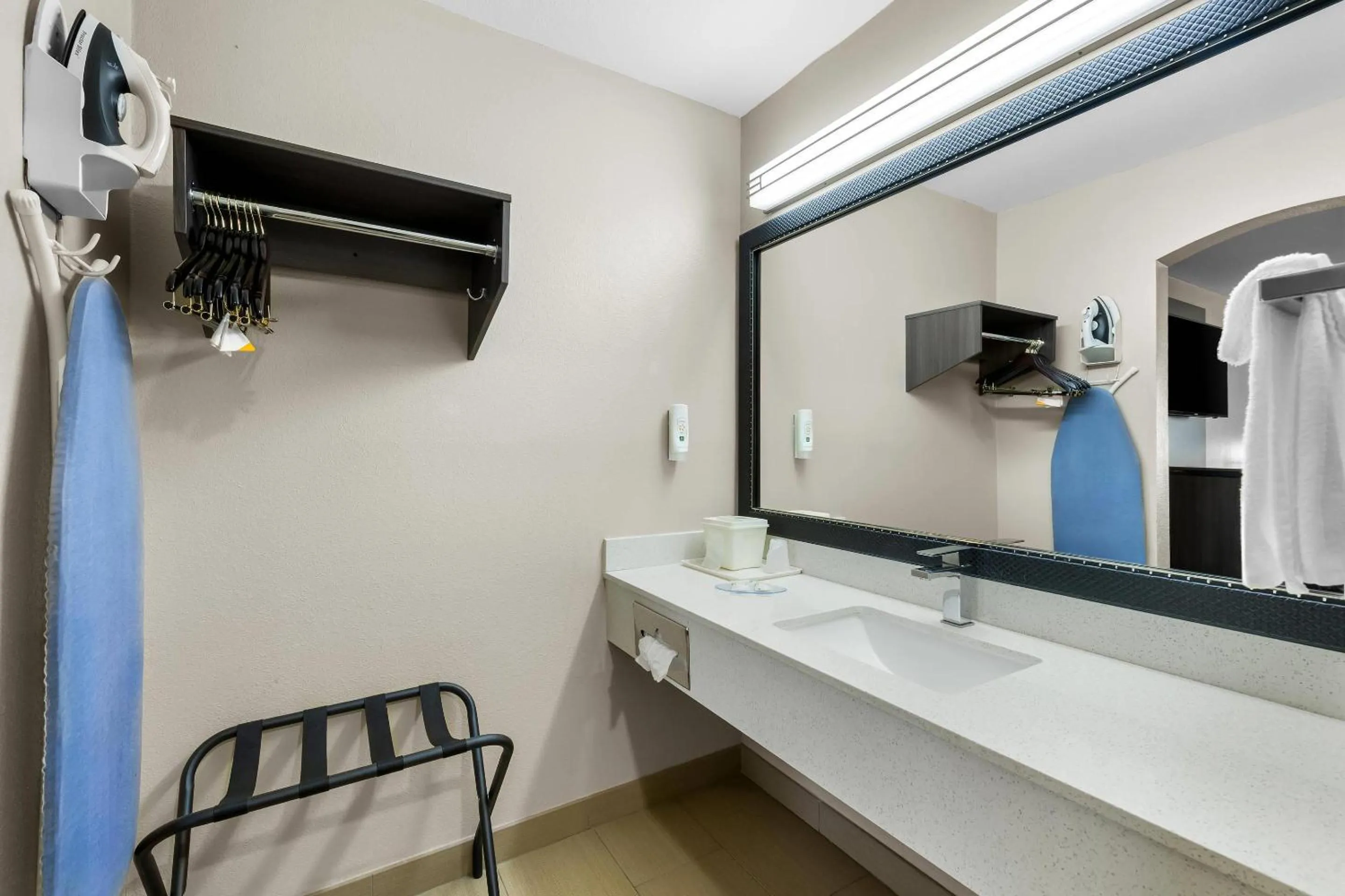 Bedroom in Quality Inn Marshall