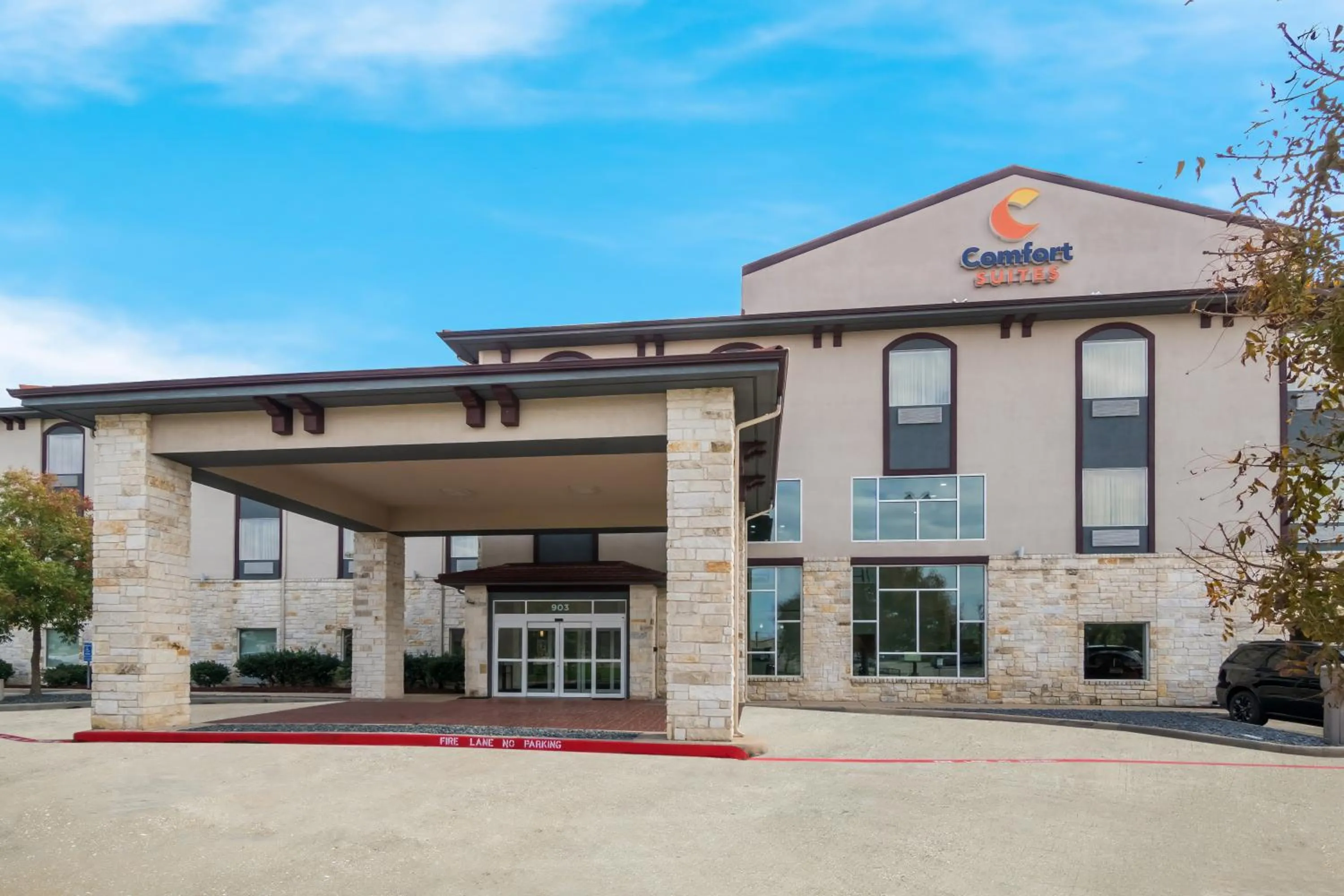 Property building in Comfort Suites