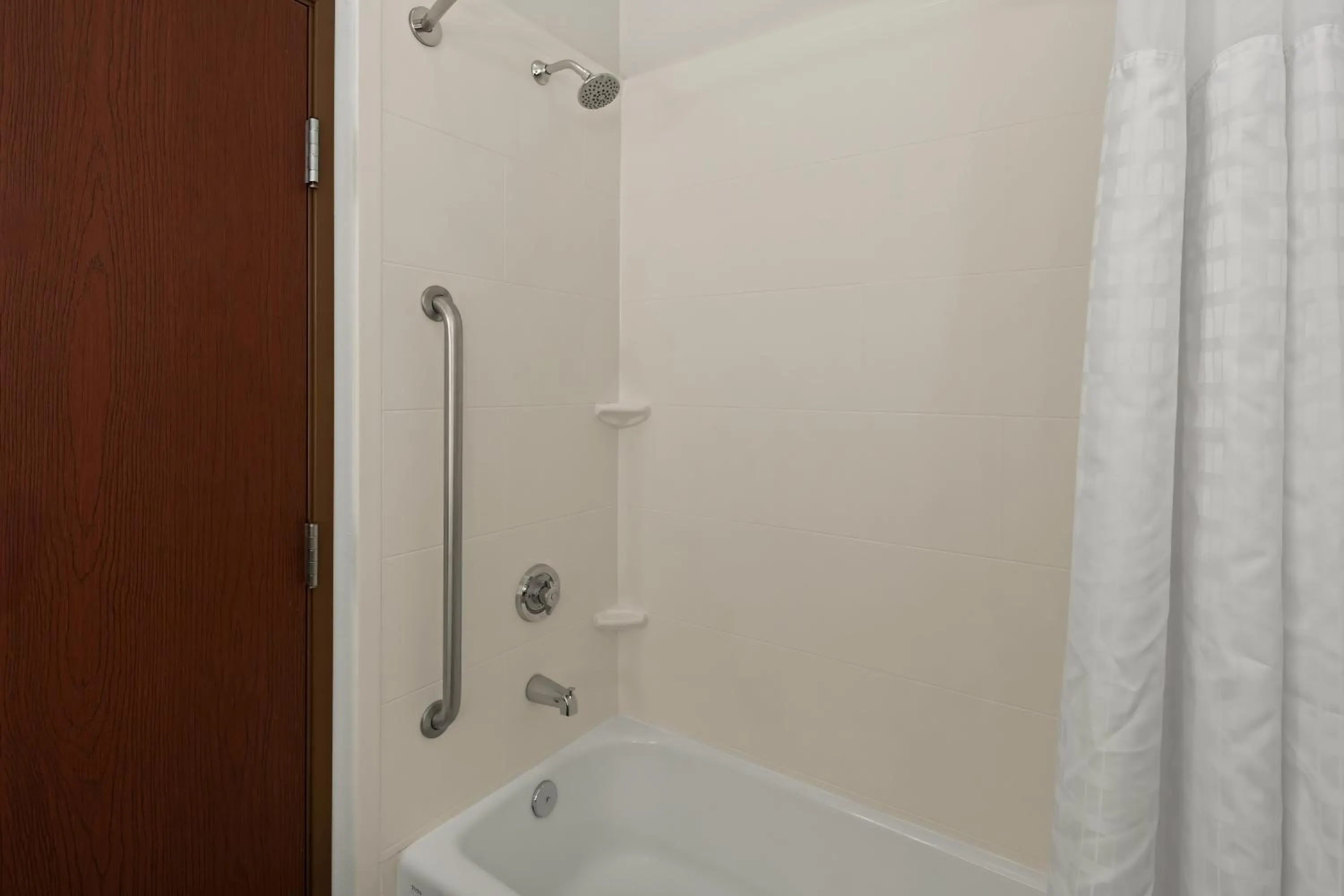 Shower in Comfort Suites