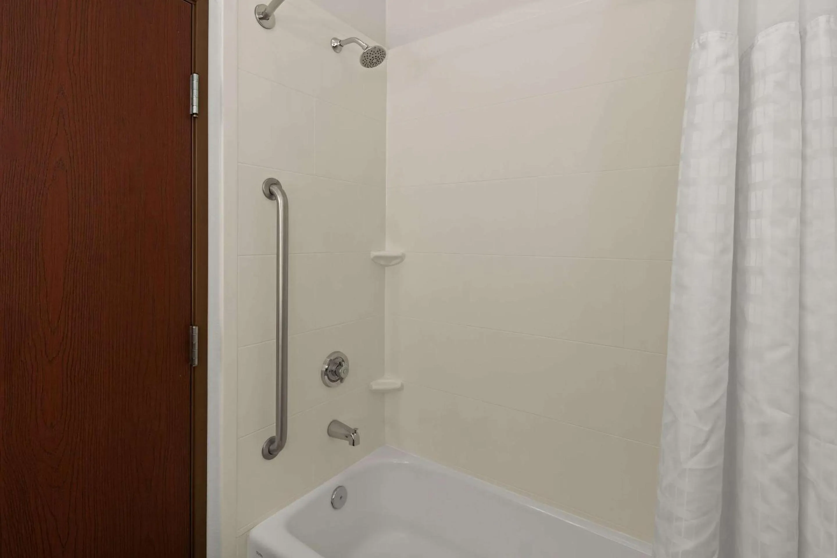 Shower in Comfort Suites