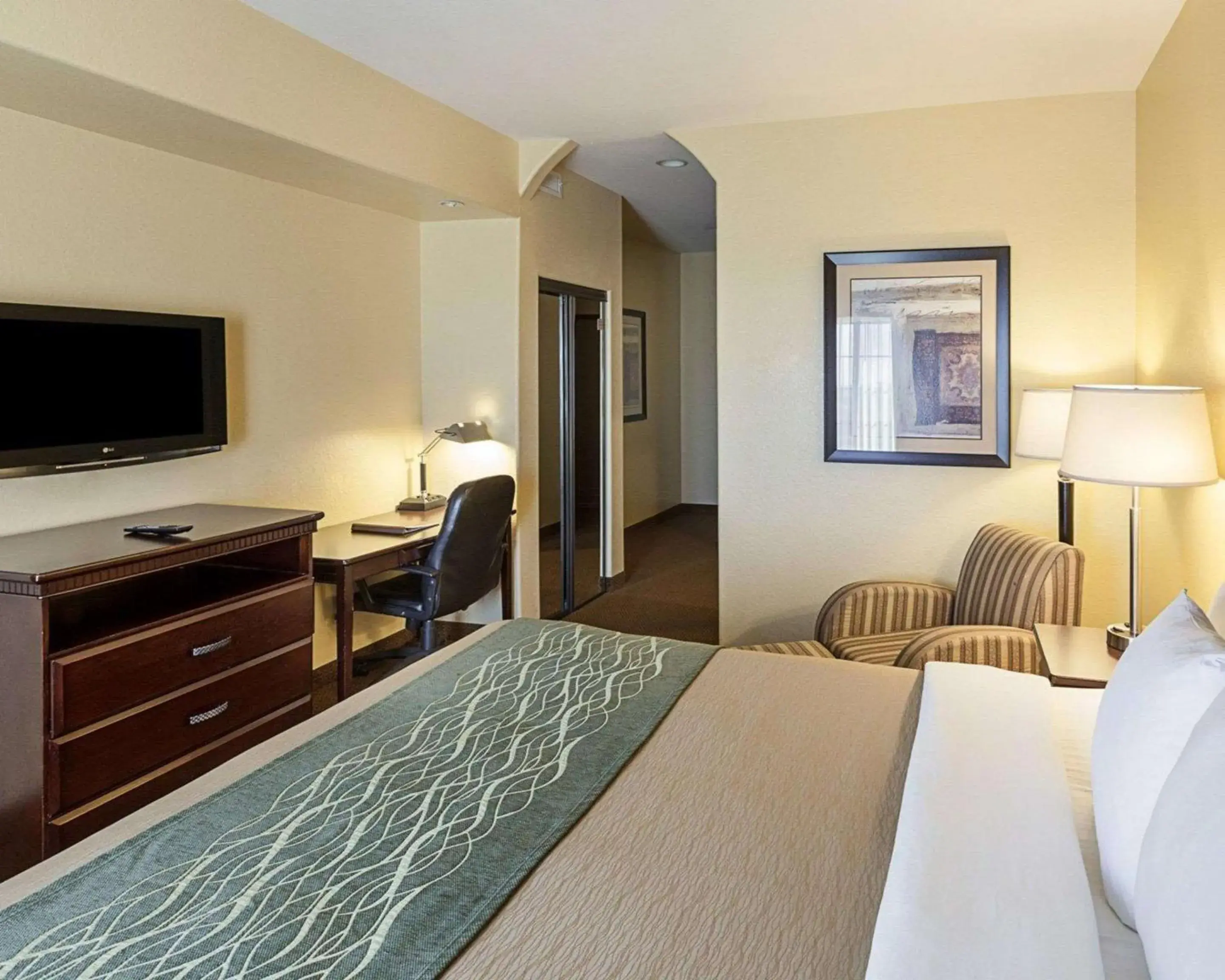 Photo of the whole room, TV/Entertainment Center in Comfort Inn near Seaworld - Lackland AFB Photo of the whole room, TV/Entertainment Center in Comfort Inn near Seaworld - Lackland AFB