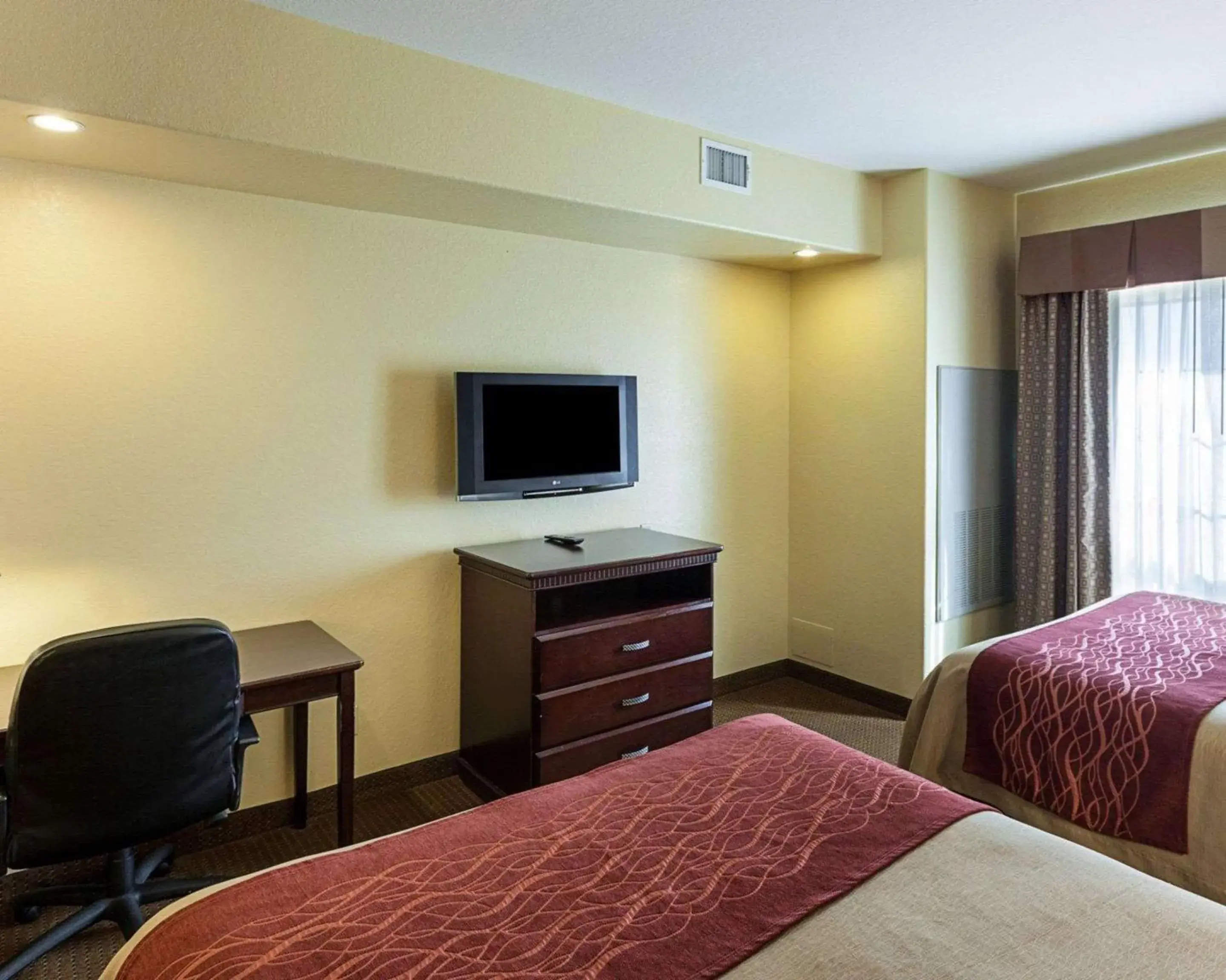 Photo of the whole room, TV/Entertainment Center in Comfort Inn near Seaworld - Lackland AFB Photo of the whole room, TV/Entertainment Center in Comfort Inn near Seaworld - Lackland AFB