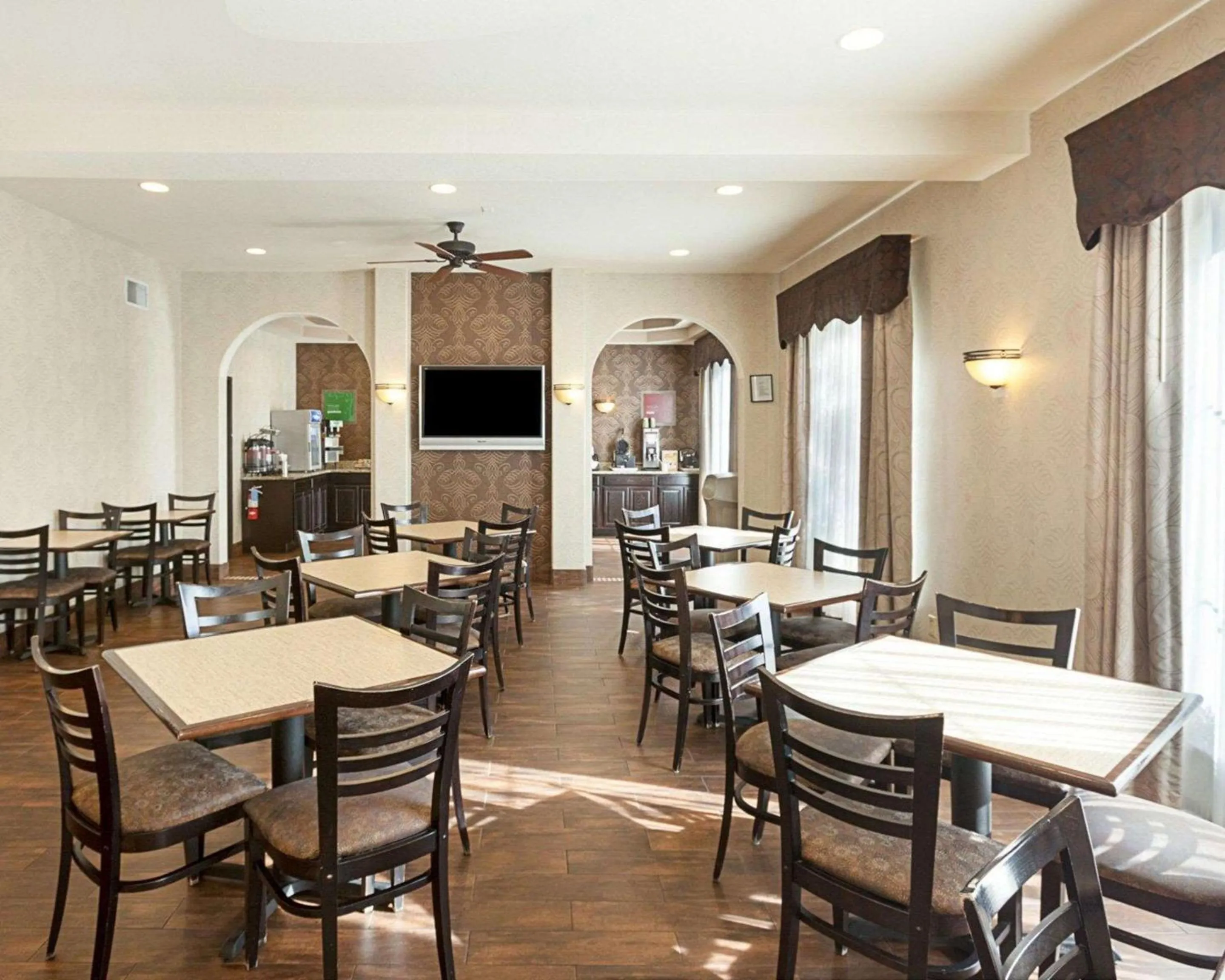 Restaurant/Places to Eat in Comfort Inn near Seaworld - Lackland AFB