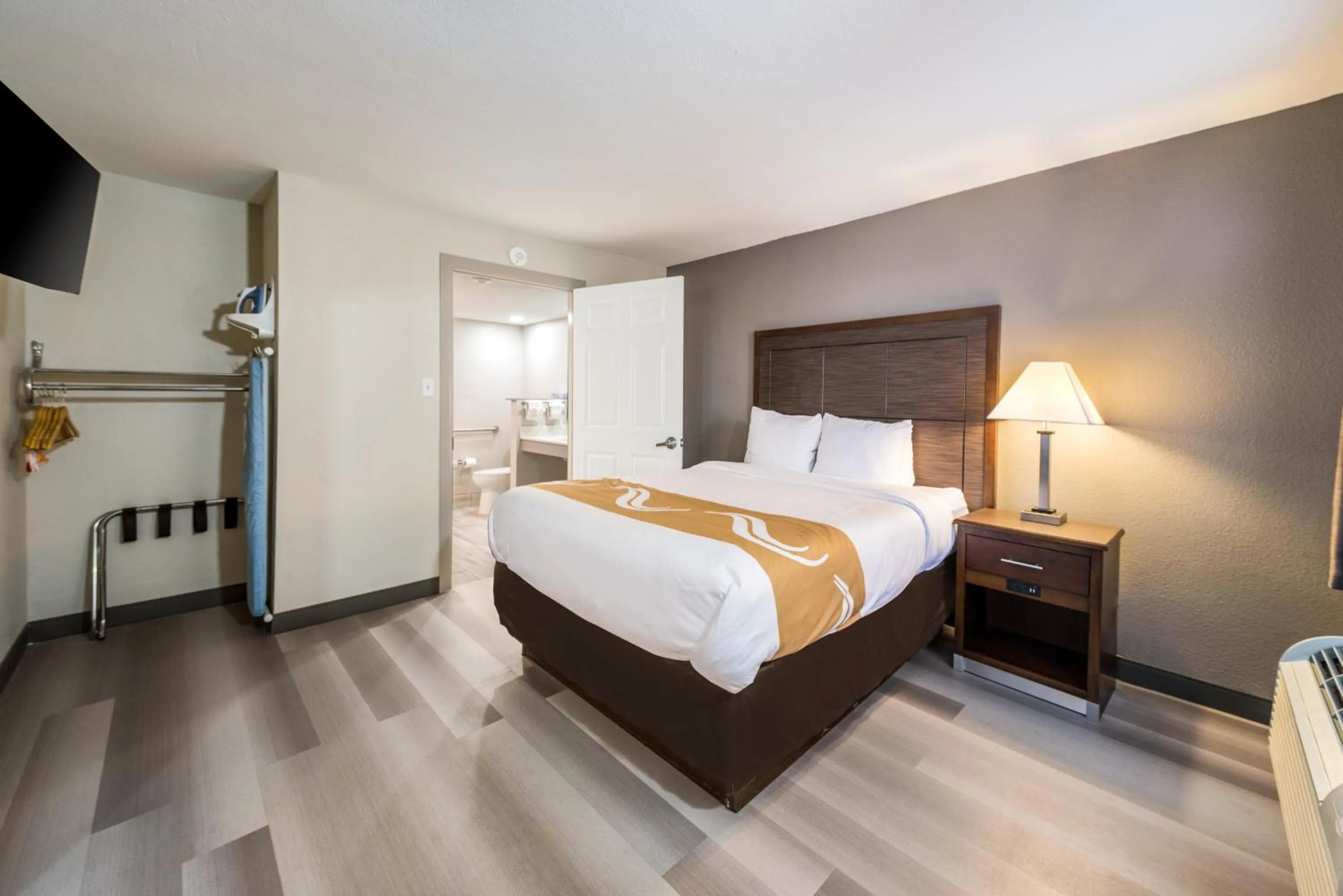 Bed in Quality Inn & Suites Big Spring