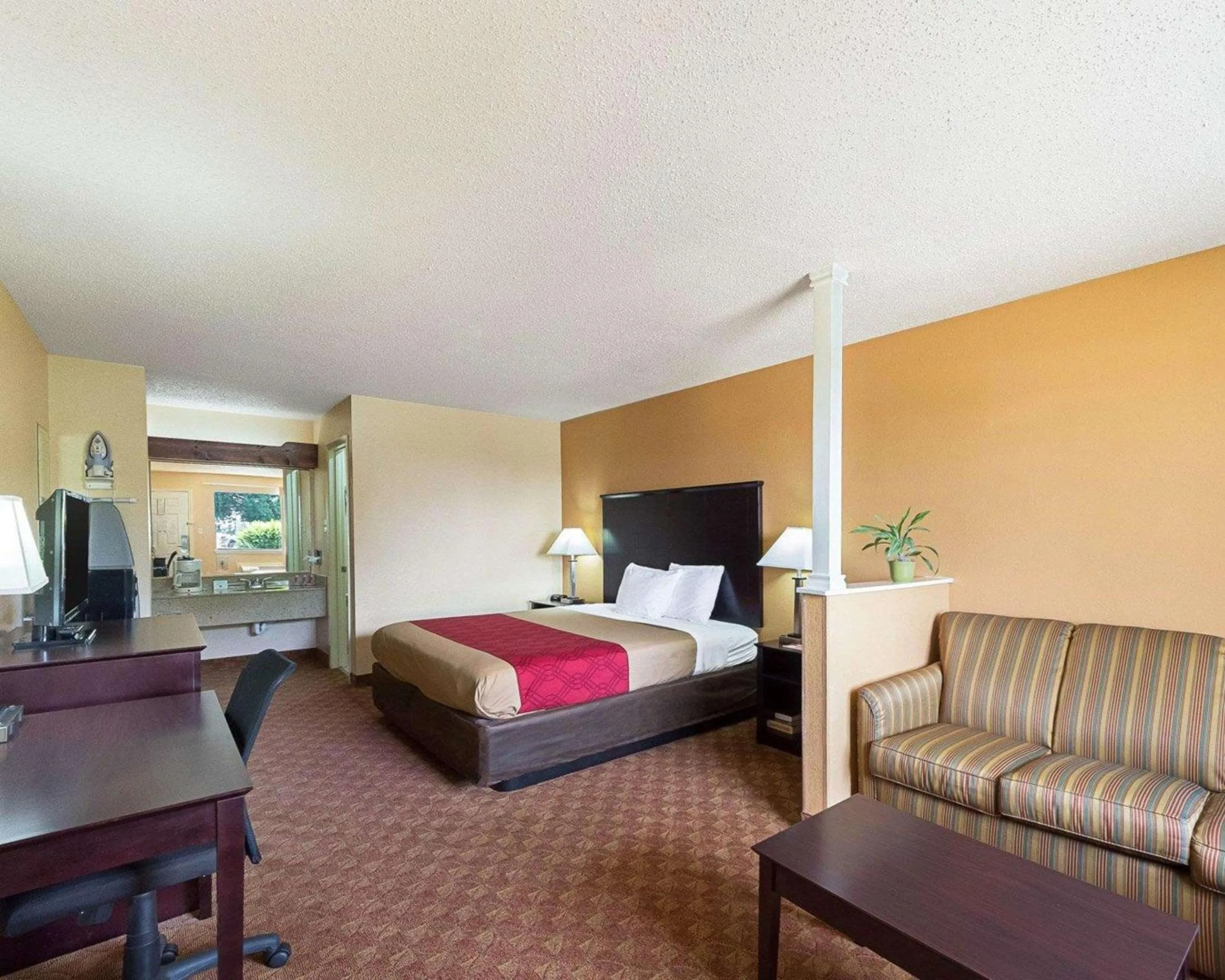 Bedroom in Econo Lodge Inn & Suites Downtown Northeast near Fort Sam Houston