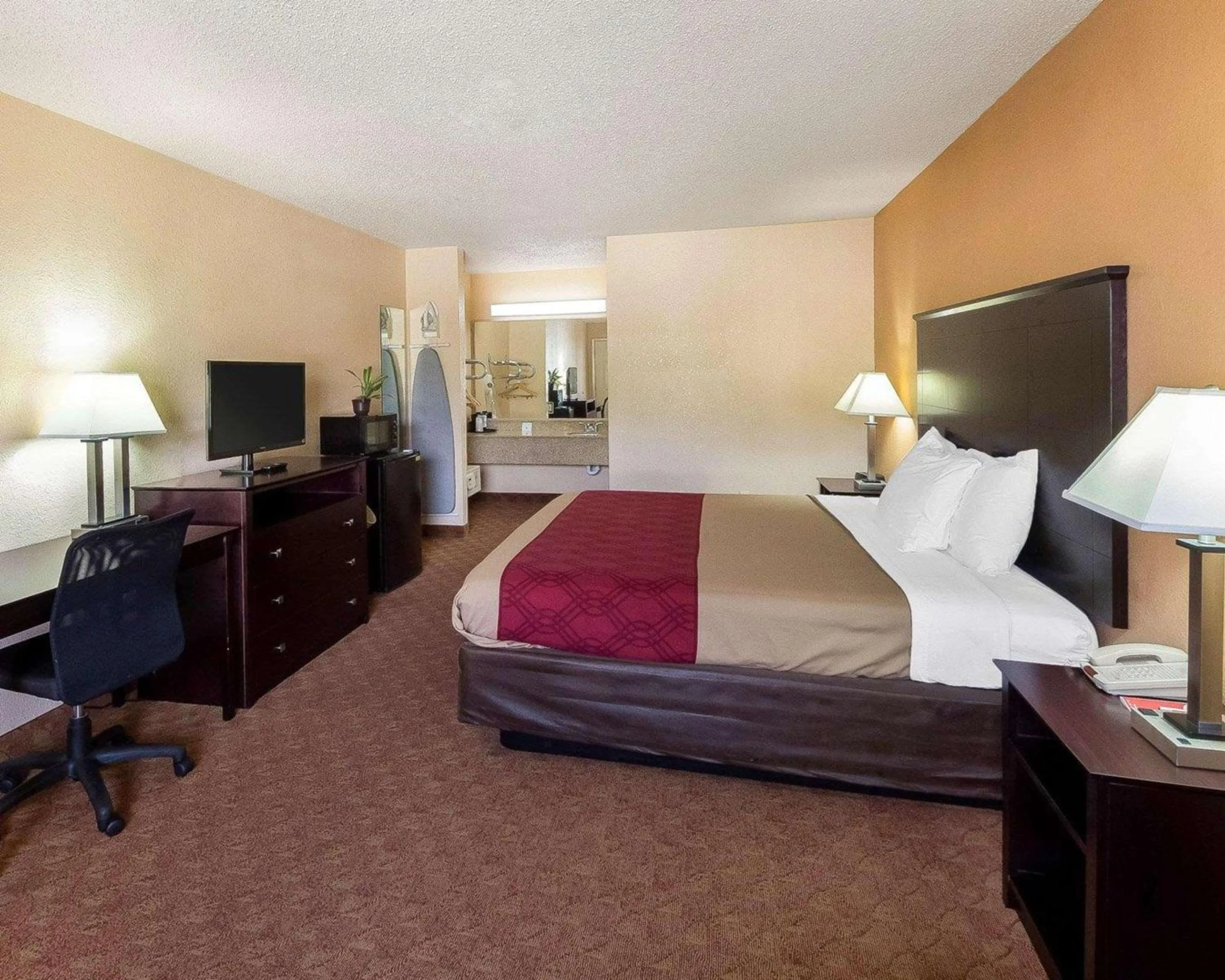 Bedroom in Econo Lodge Inn & Suites Downtown Northeast near Fort Sam Houston