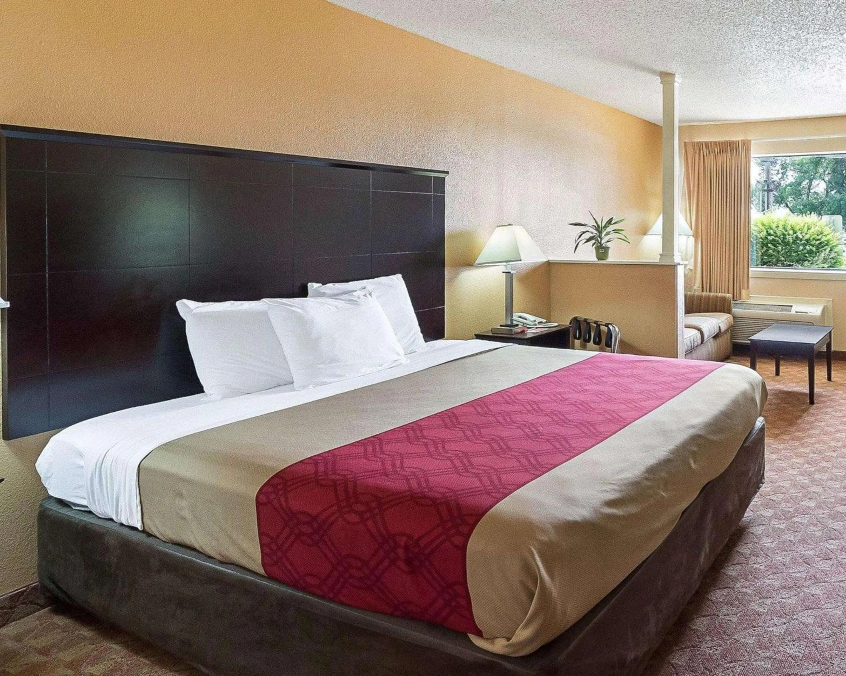 Bedroom in Econo Lodge Inn & Suites Downtown Northeast near Fort Sam Houston