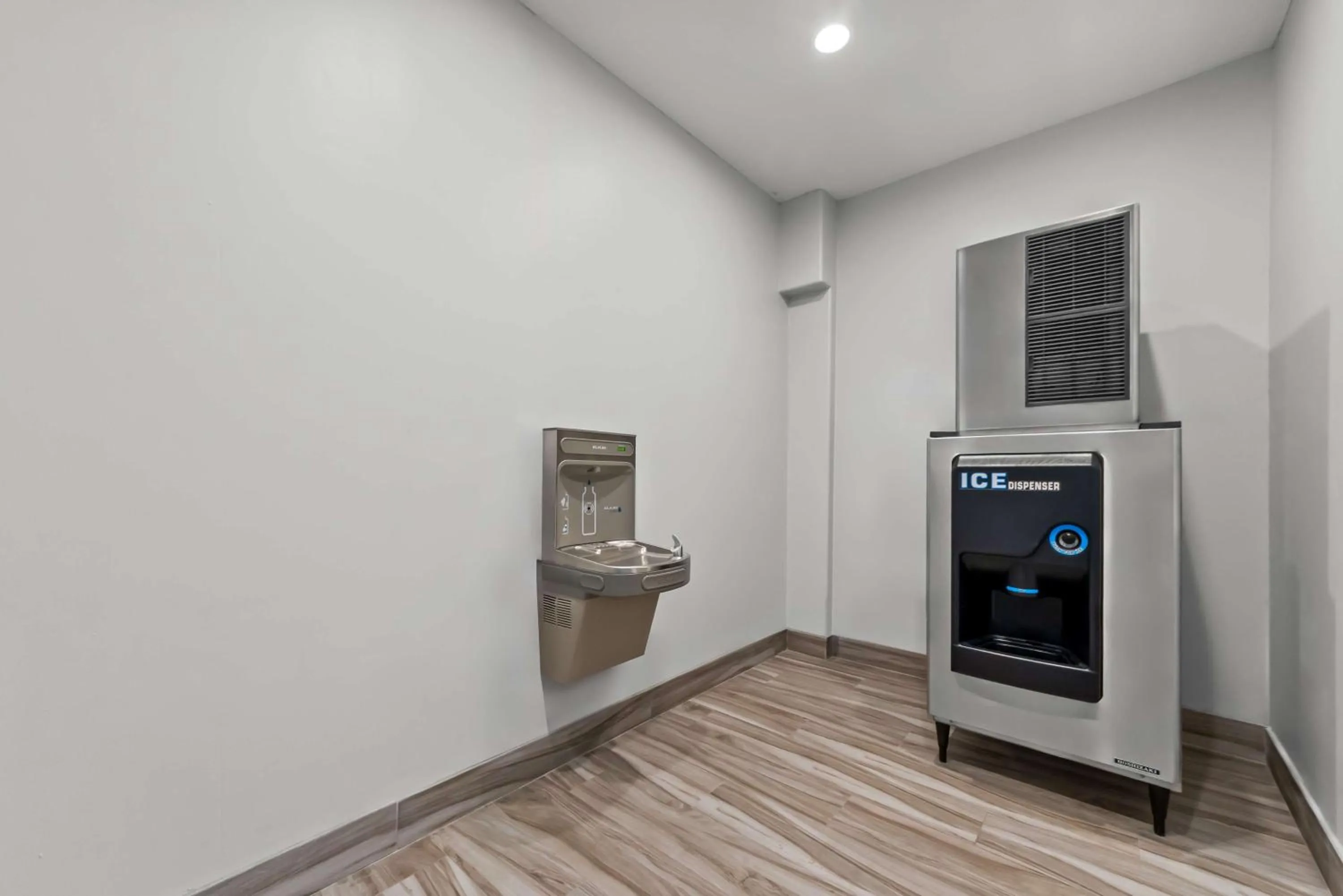 Dining area in Spark by Hilton Selma