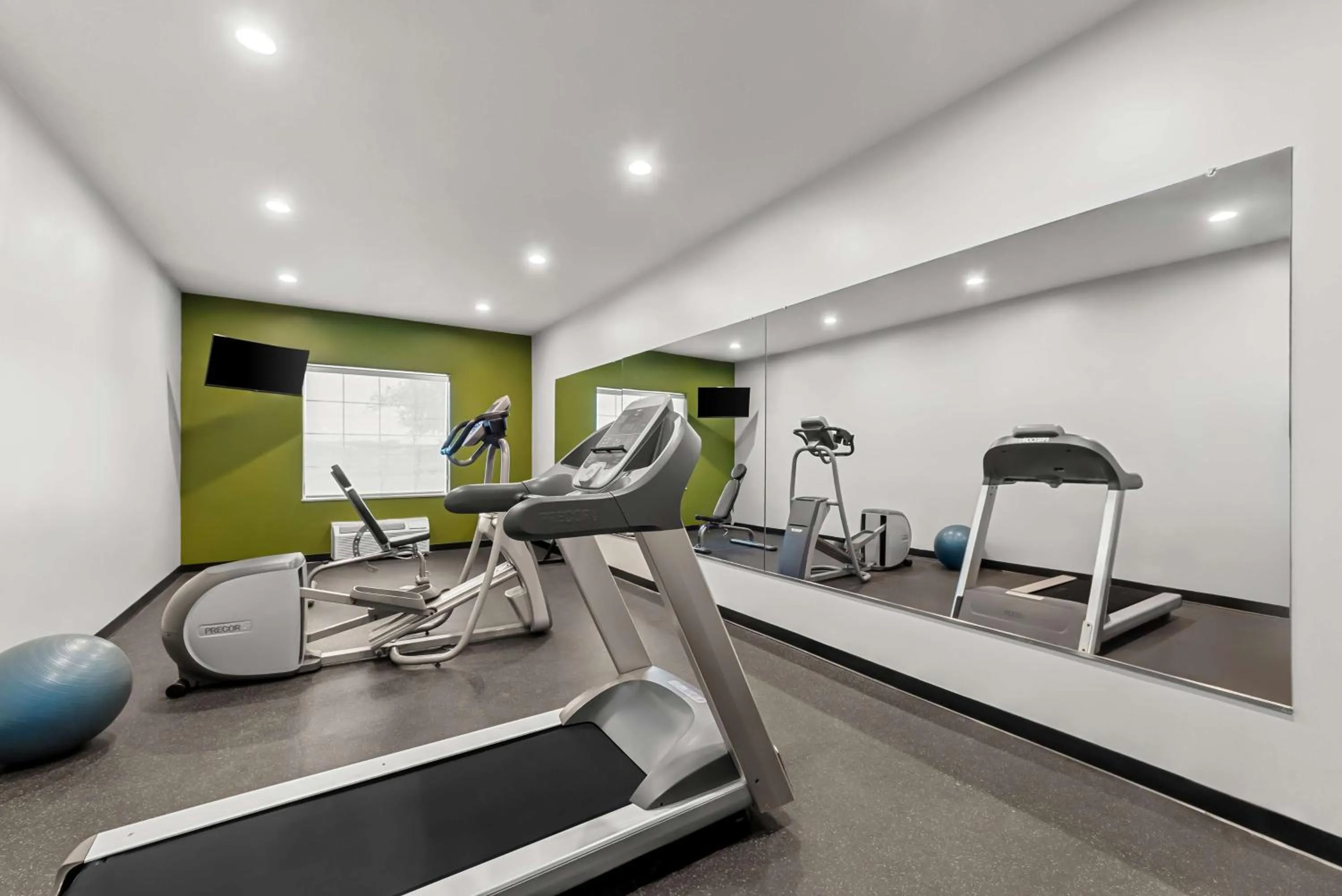Fitness centre/facilities in Spark by Hilton Selma