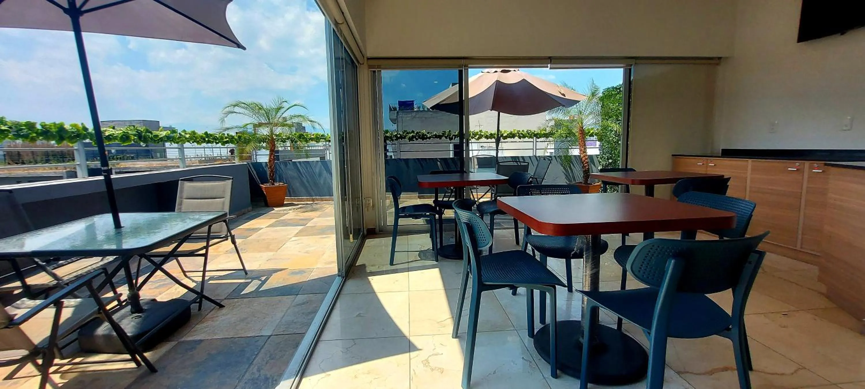 Restaurant/places to eat in Hotel Boutique Dawat WTC