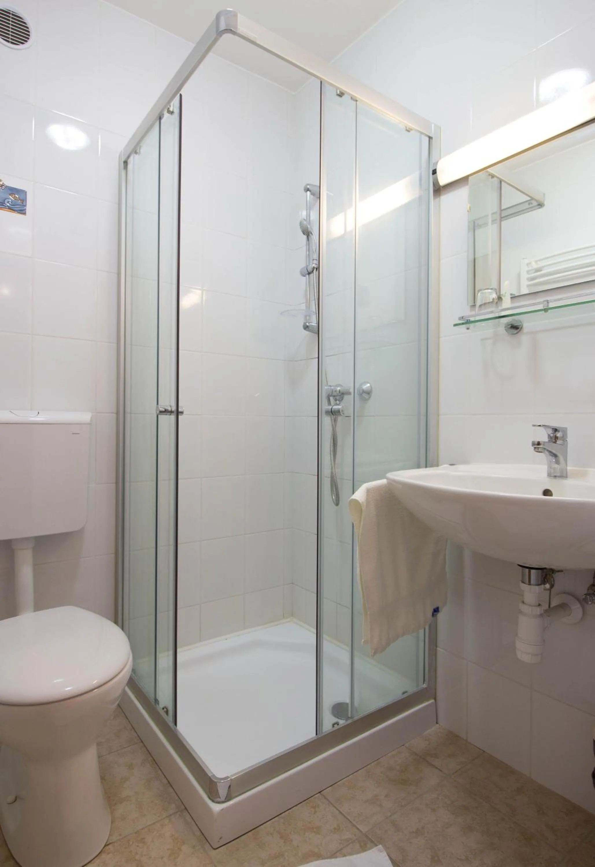 Bathroom in István Király Szálló