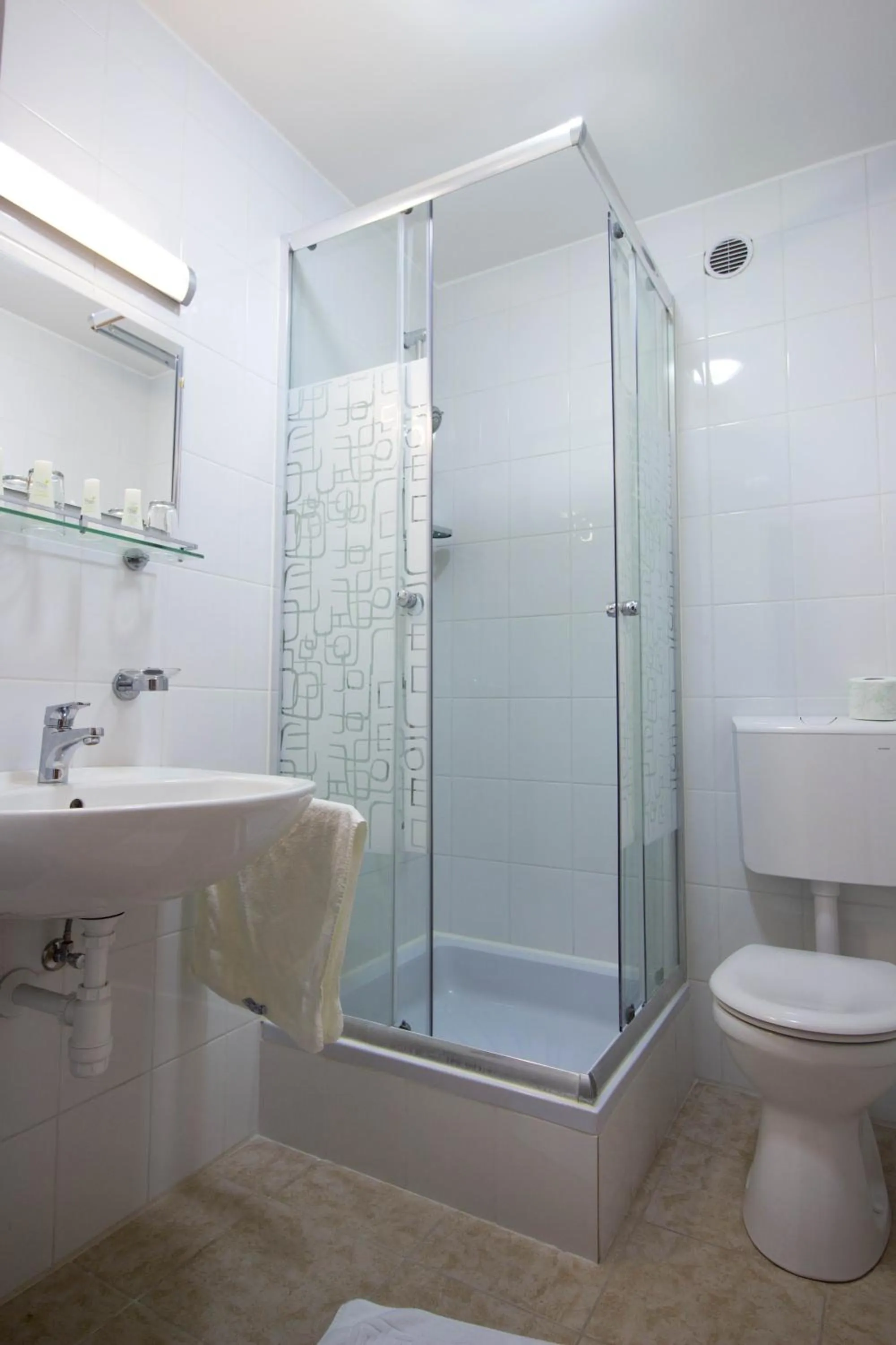 Bathroom in István Király Szálló