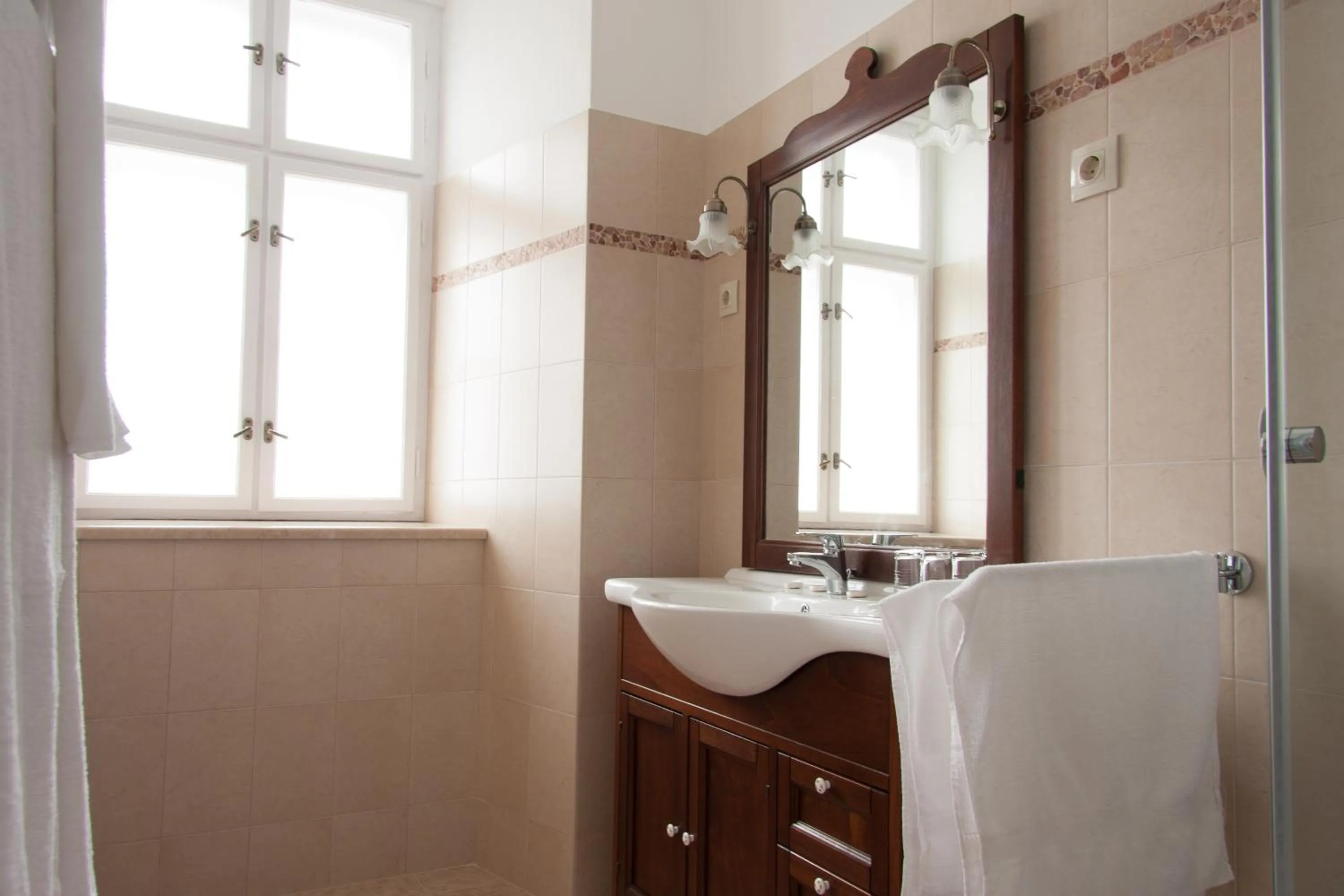 Bathroom in István Király Szálló