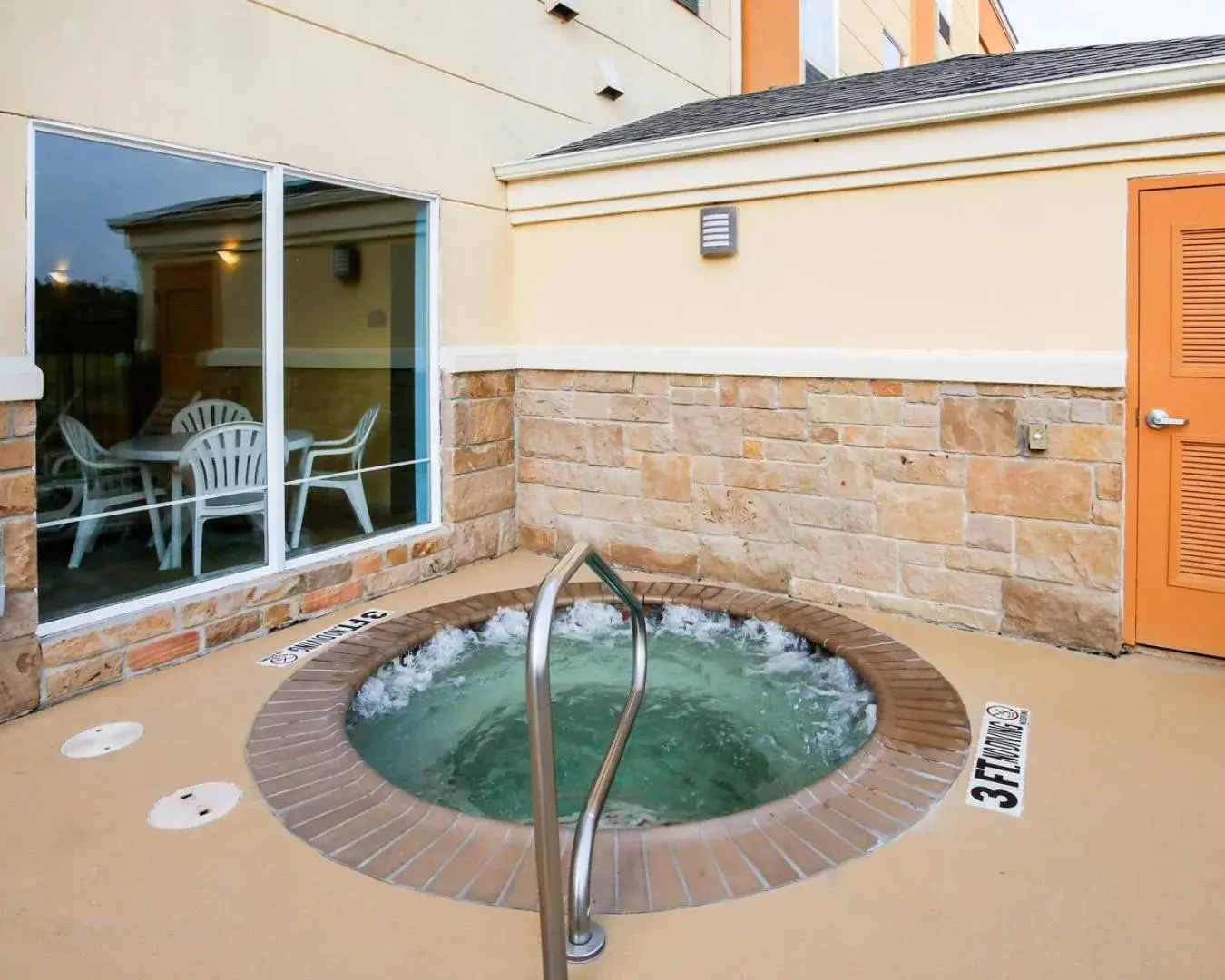 Swimming pool in Comfort Suites Palestine Swimming pool in Comfort Suites Palestine