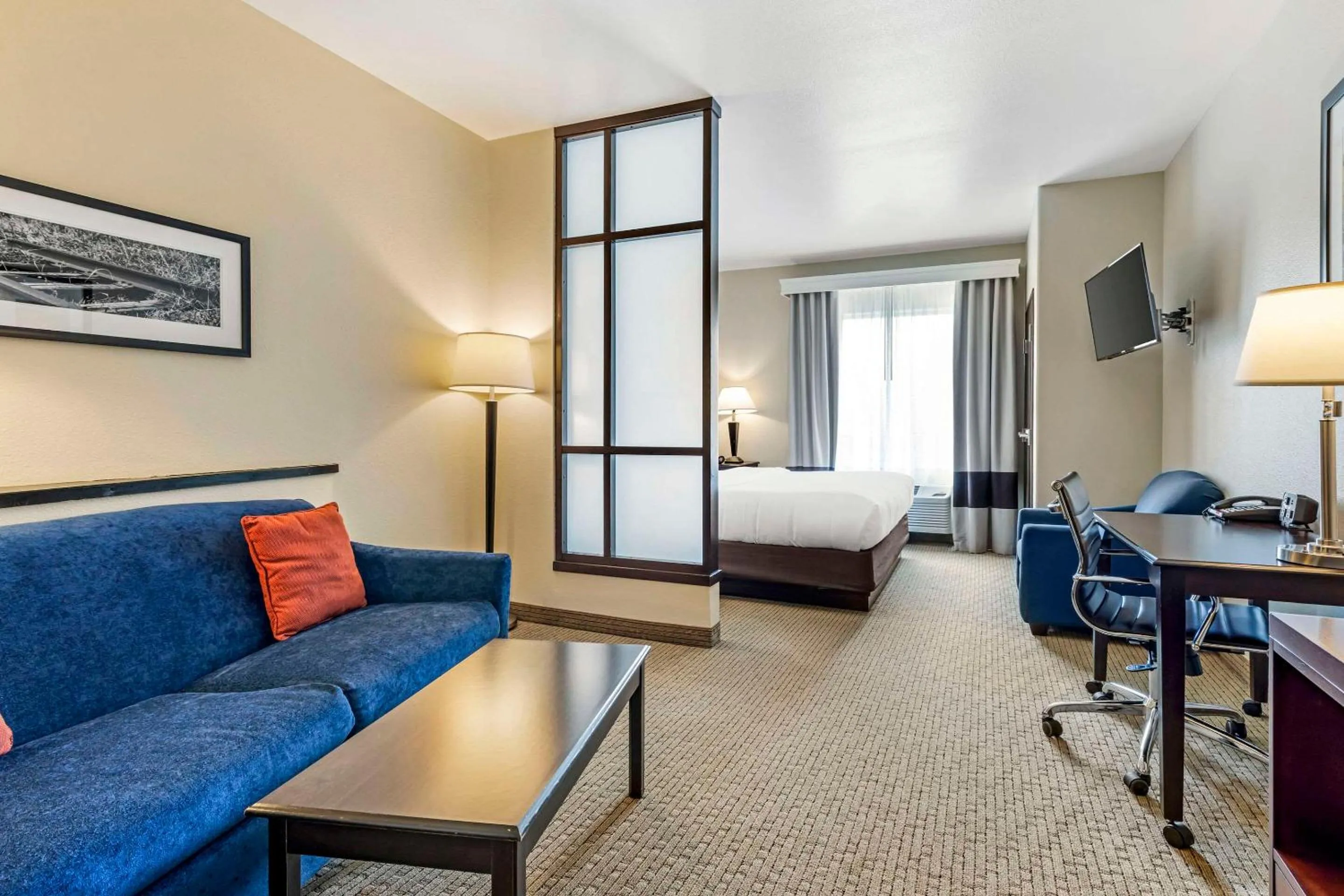 Seating area, Bed in Comfort Suites Palestine