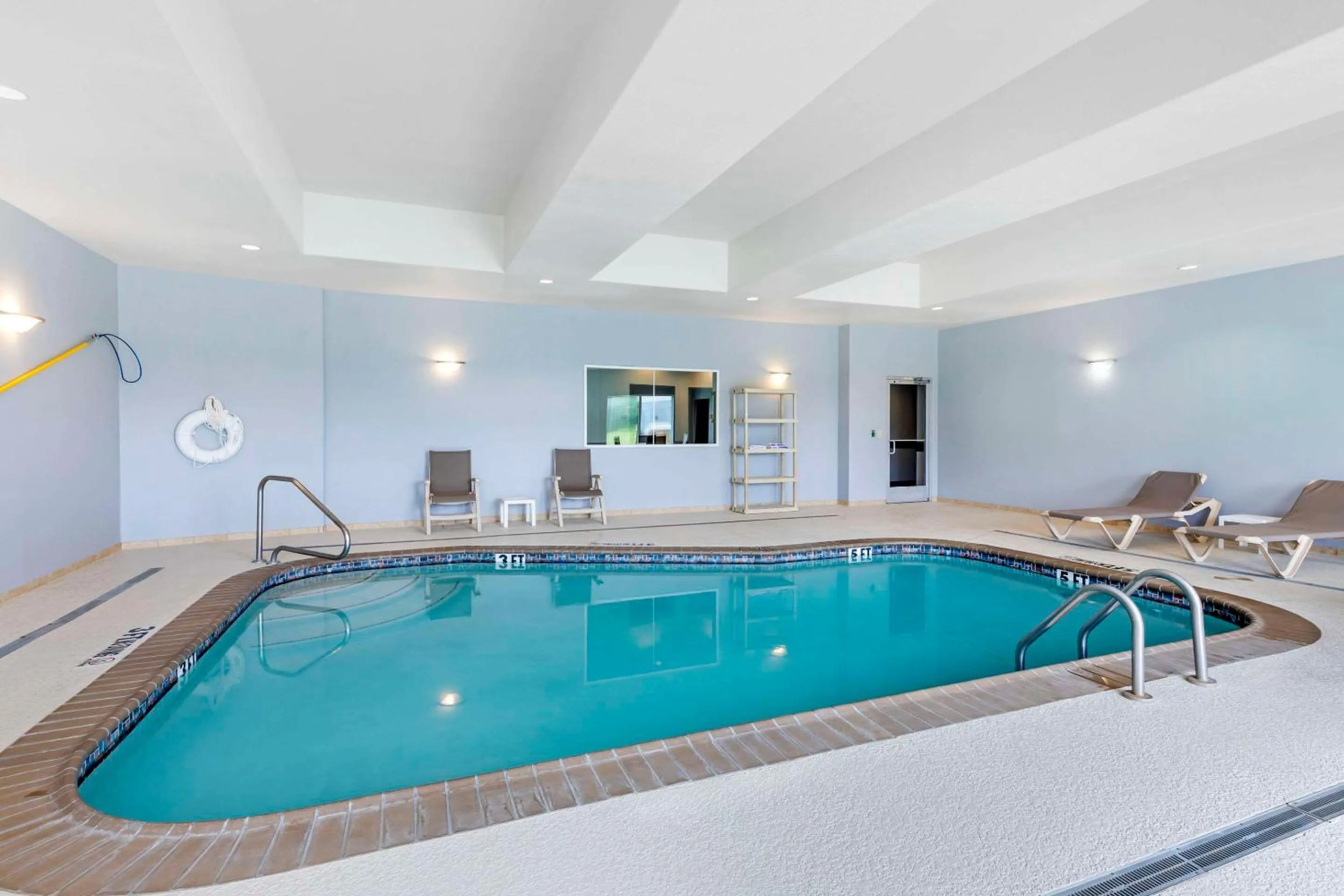 Swimming pool in Comfort Suites Palestine