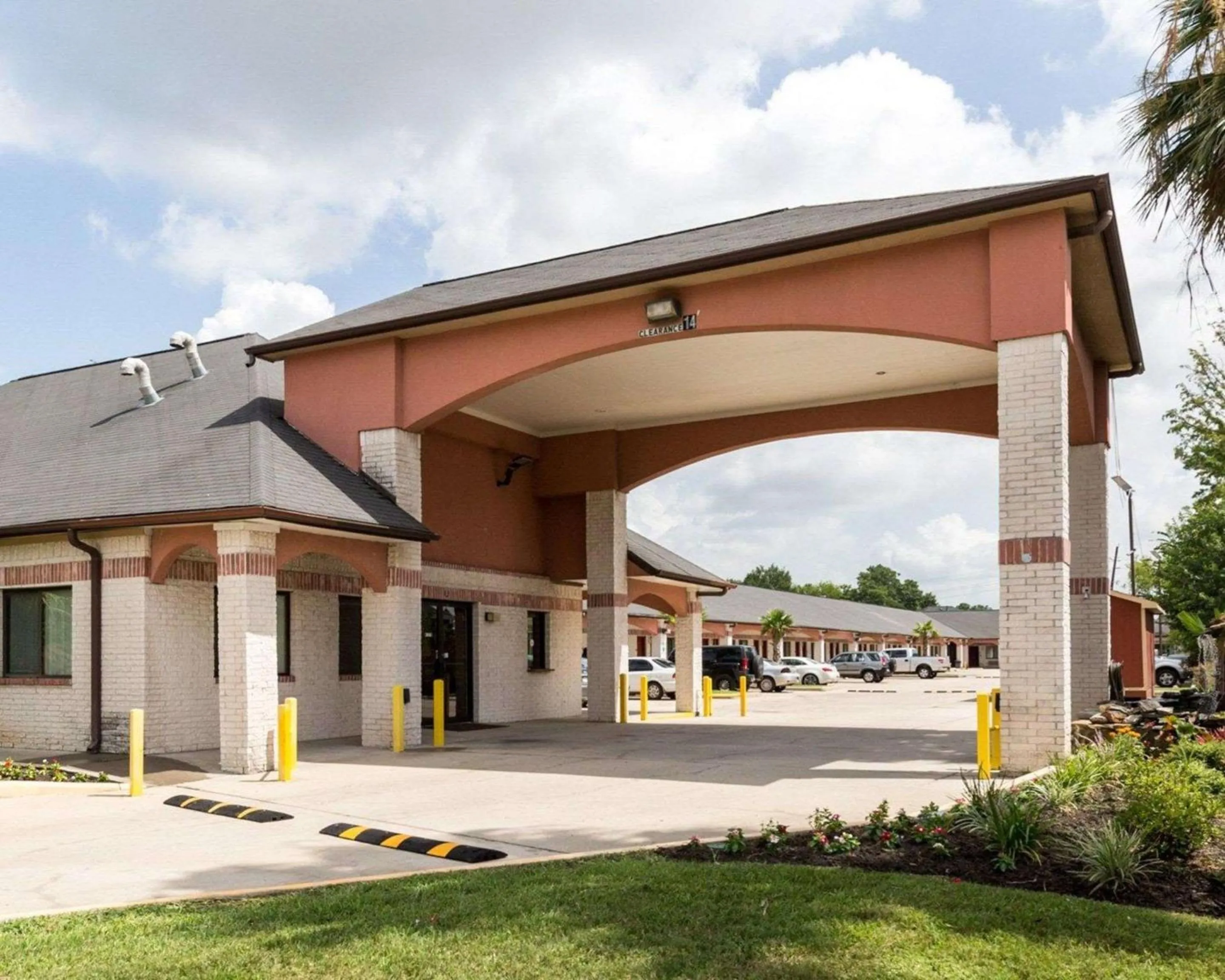 Property building in Scottish Inn & Suites IAH West