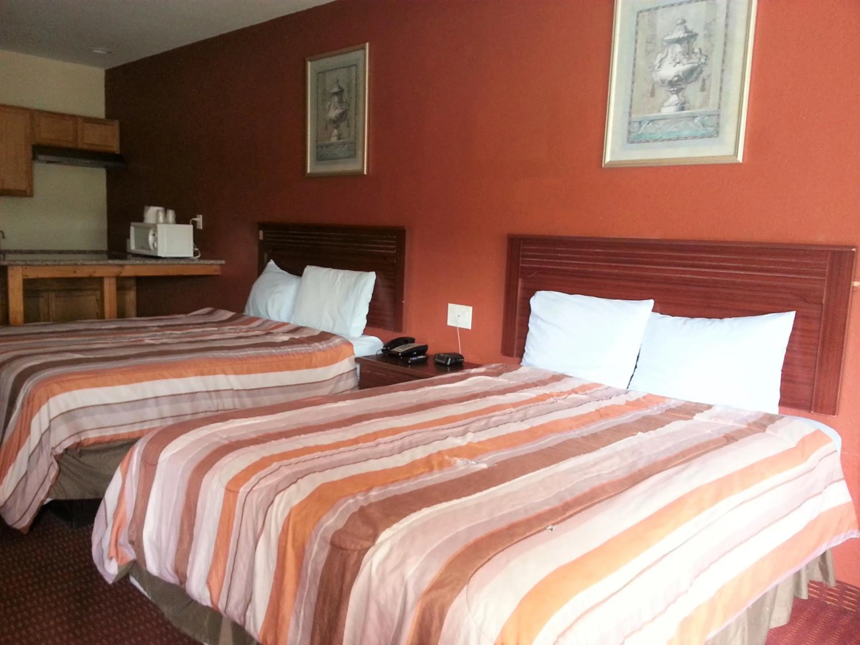 Bed in Scottish Inn & Suites IAH West