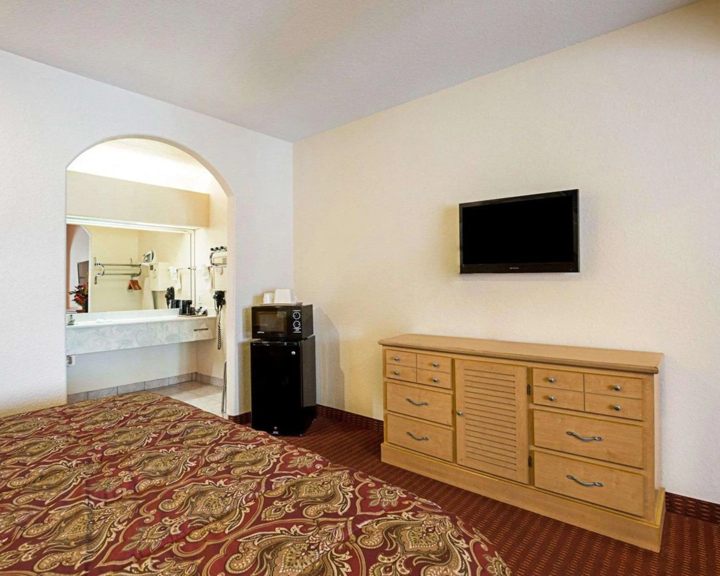 Photo of the whole room, Bed in Scottish Inn & Suites IAH West