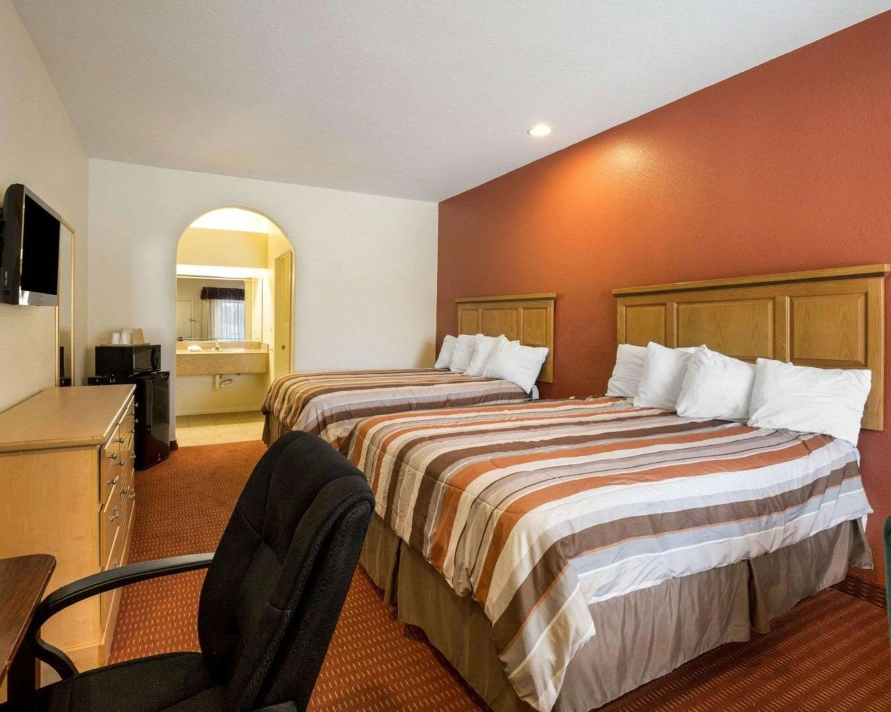 Photo of the whole room, Bed in Scottish Inn & Suites IAH West