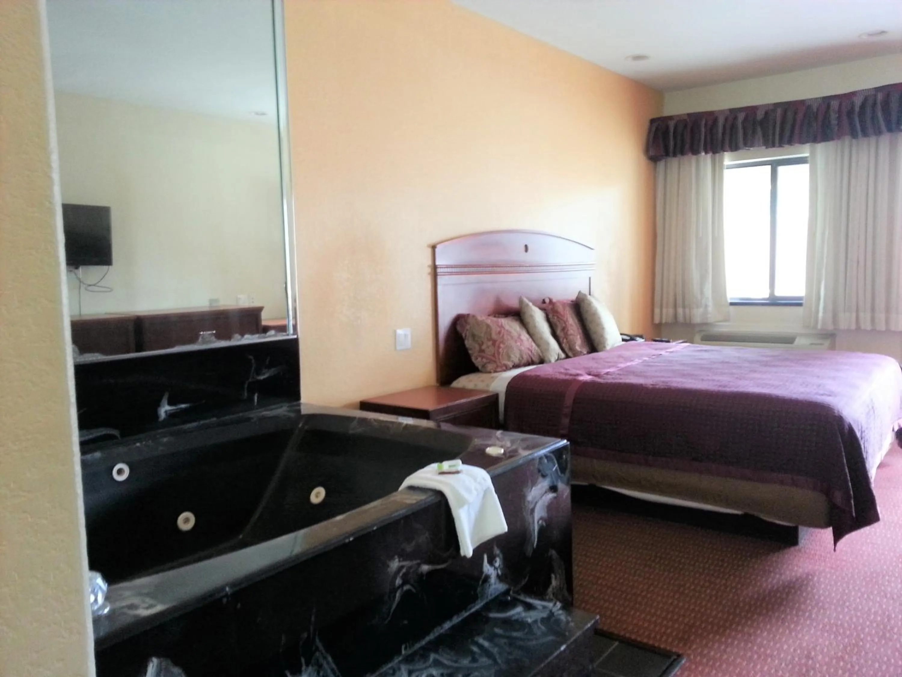 Bed in Scottish Inn & Suites IAH West