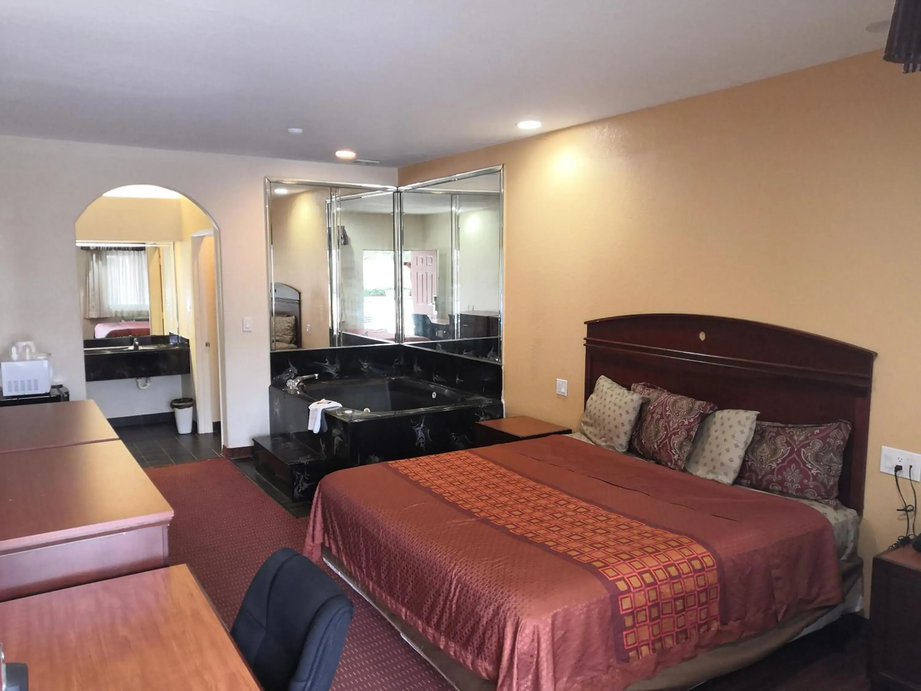 Bed in Scottish Inn & Suites IAH West Bed in Scottish Inn & Suites IAH West