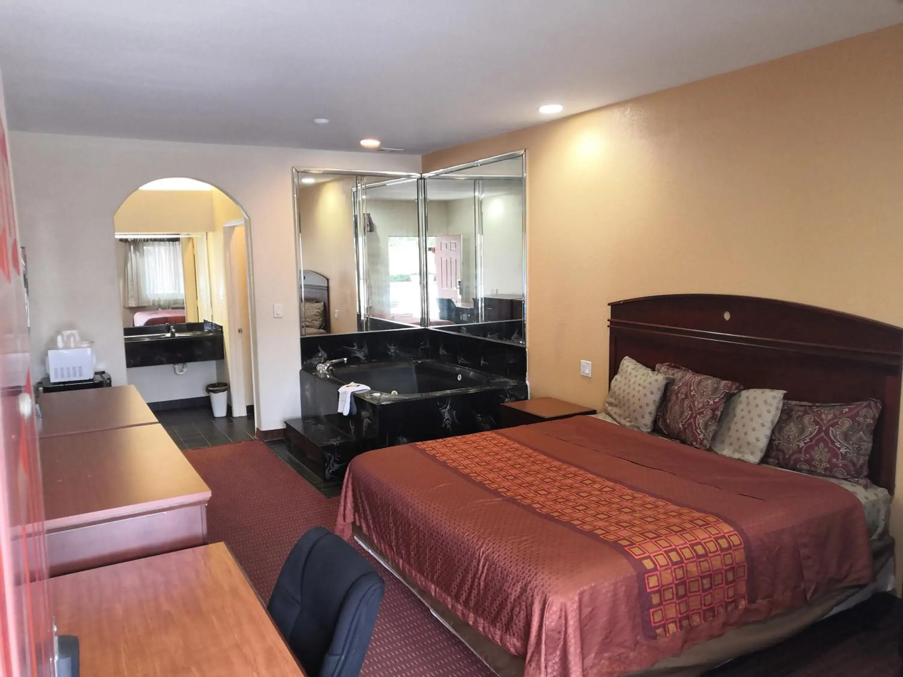 Deluxe Single Room in Scottish Inn & Suites IAH West Deluxe Single Room in Scottish Inn & Suites IAH West