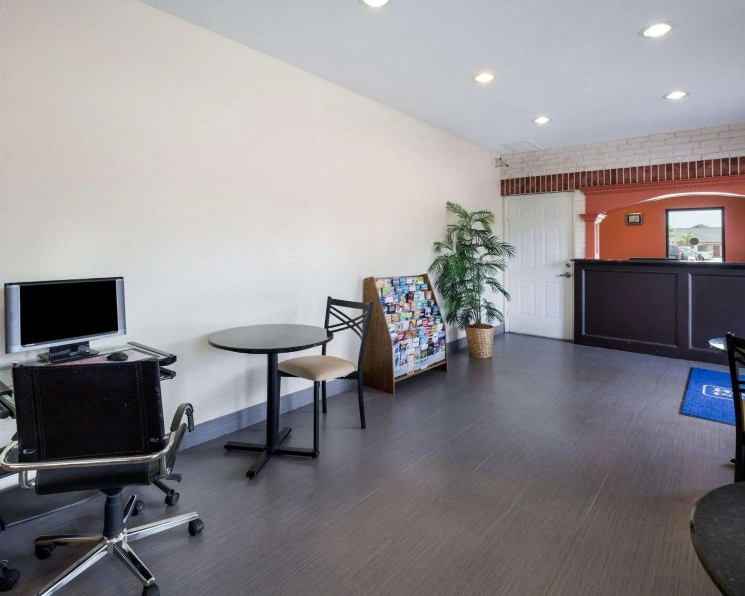 Lobby or reception in Scottish Inn & Suites IAH West Lobby or reception in Scottish Inn & Suites IAH West