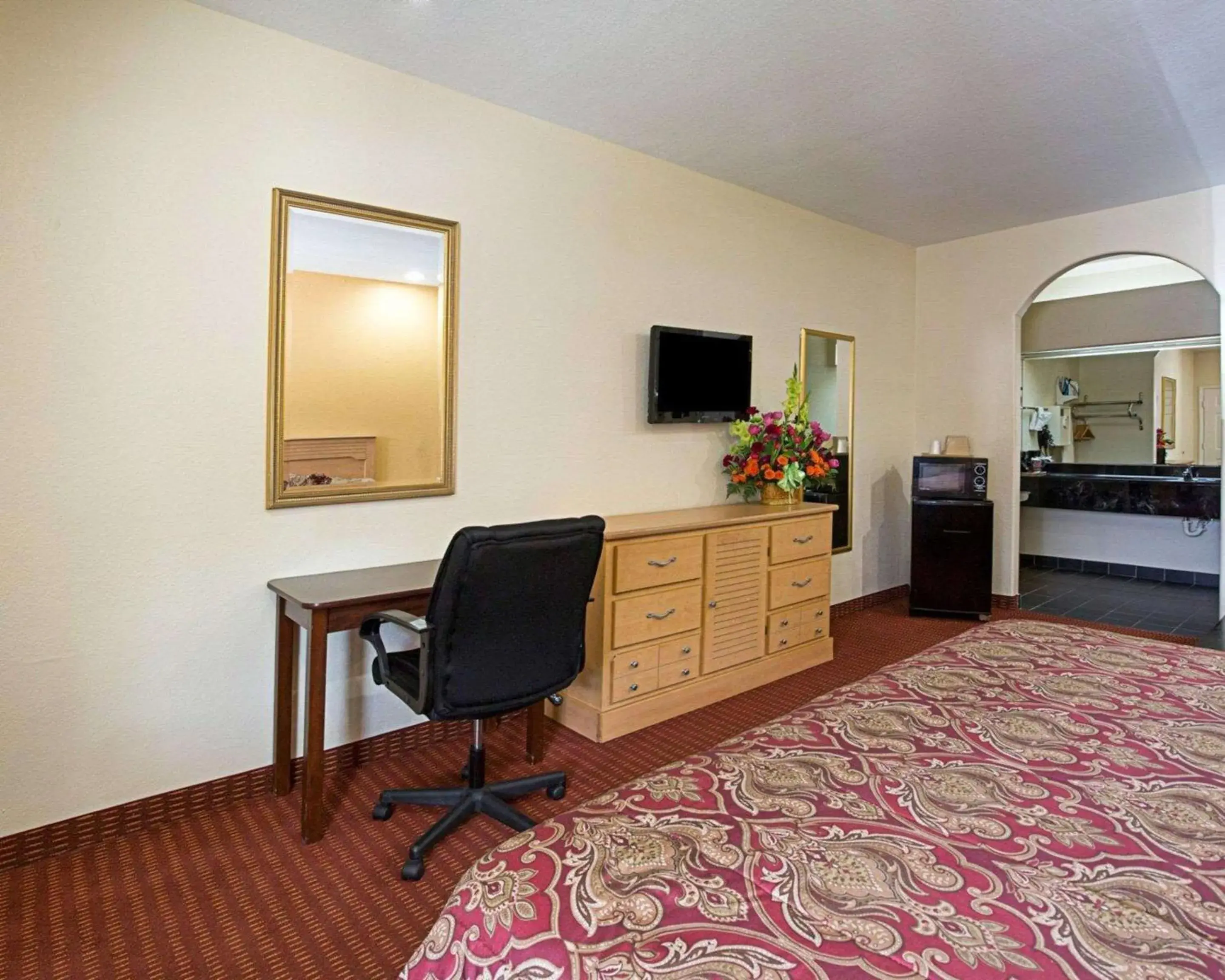 Photo of the whole room, Bed in Scottish Inn & Suites IAH West Photo of the whole room, Bed in Scottish Inn & Suites IAH West