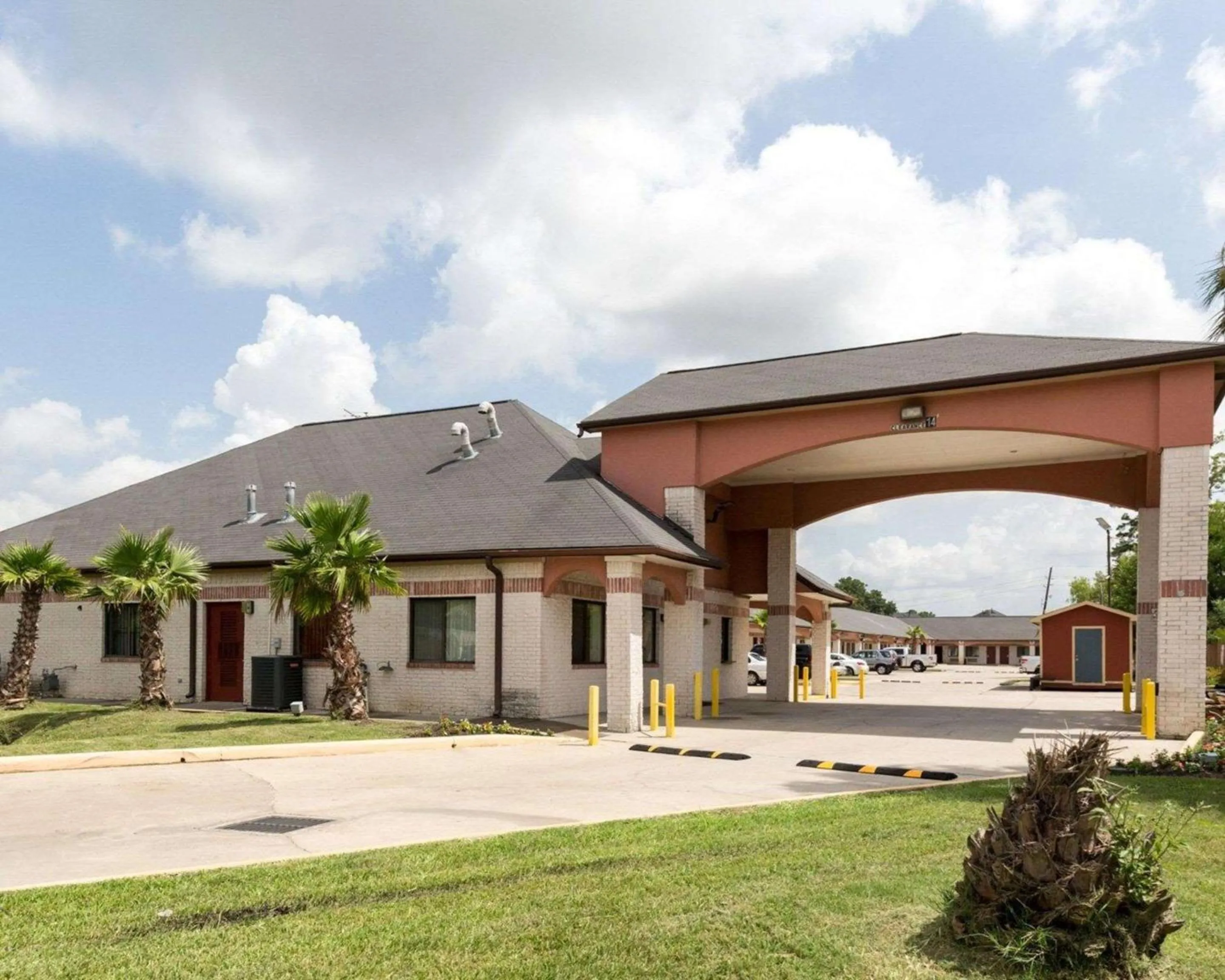 Property building in Scottish Inn & Suites IAH West