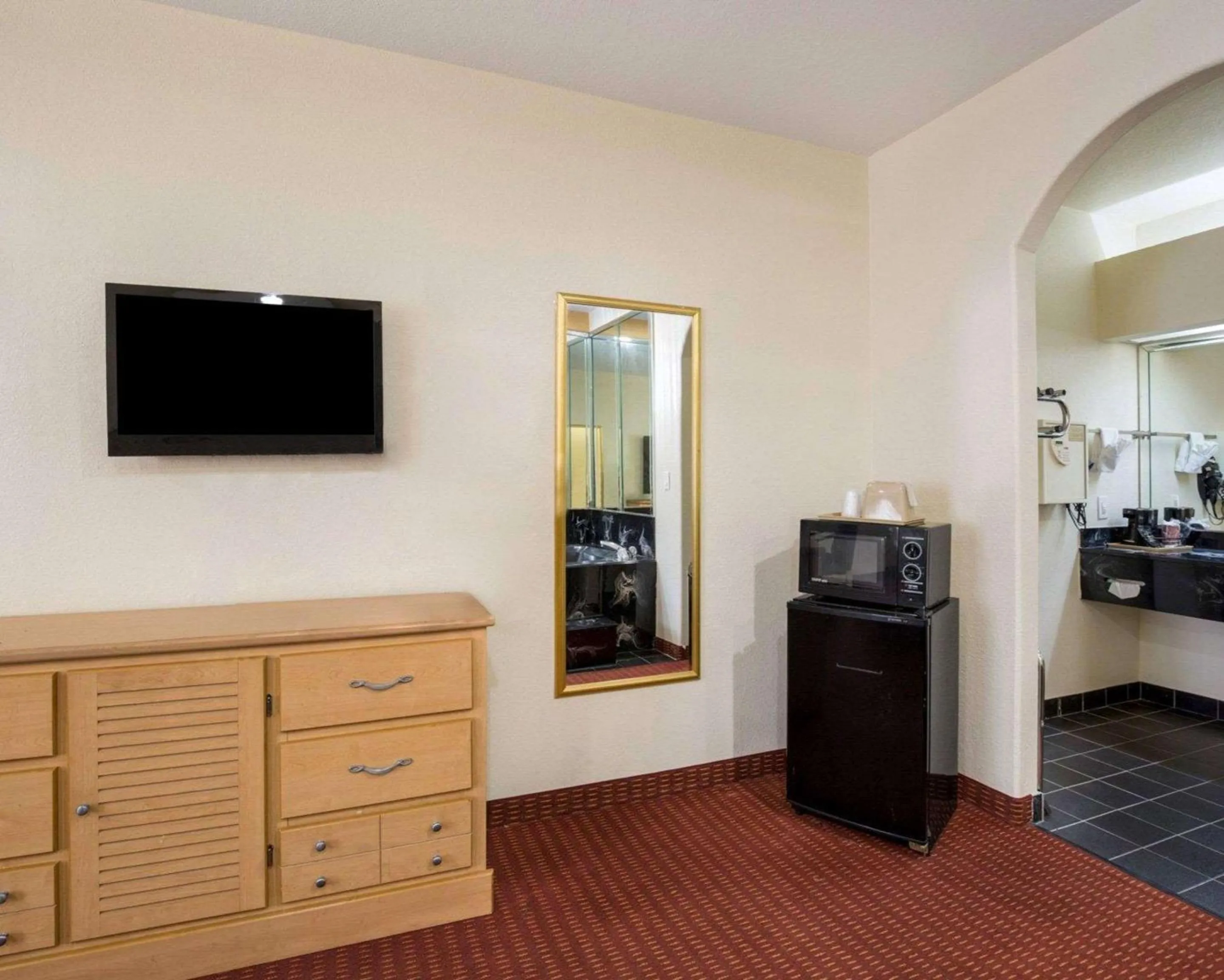 Photo of the whole room in Scottish Inn & Suites IAH West