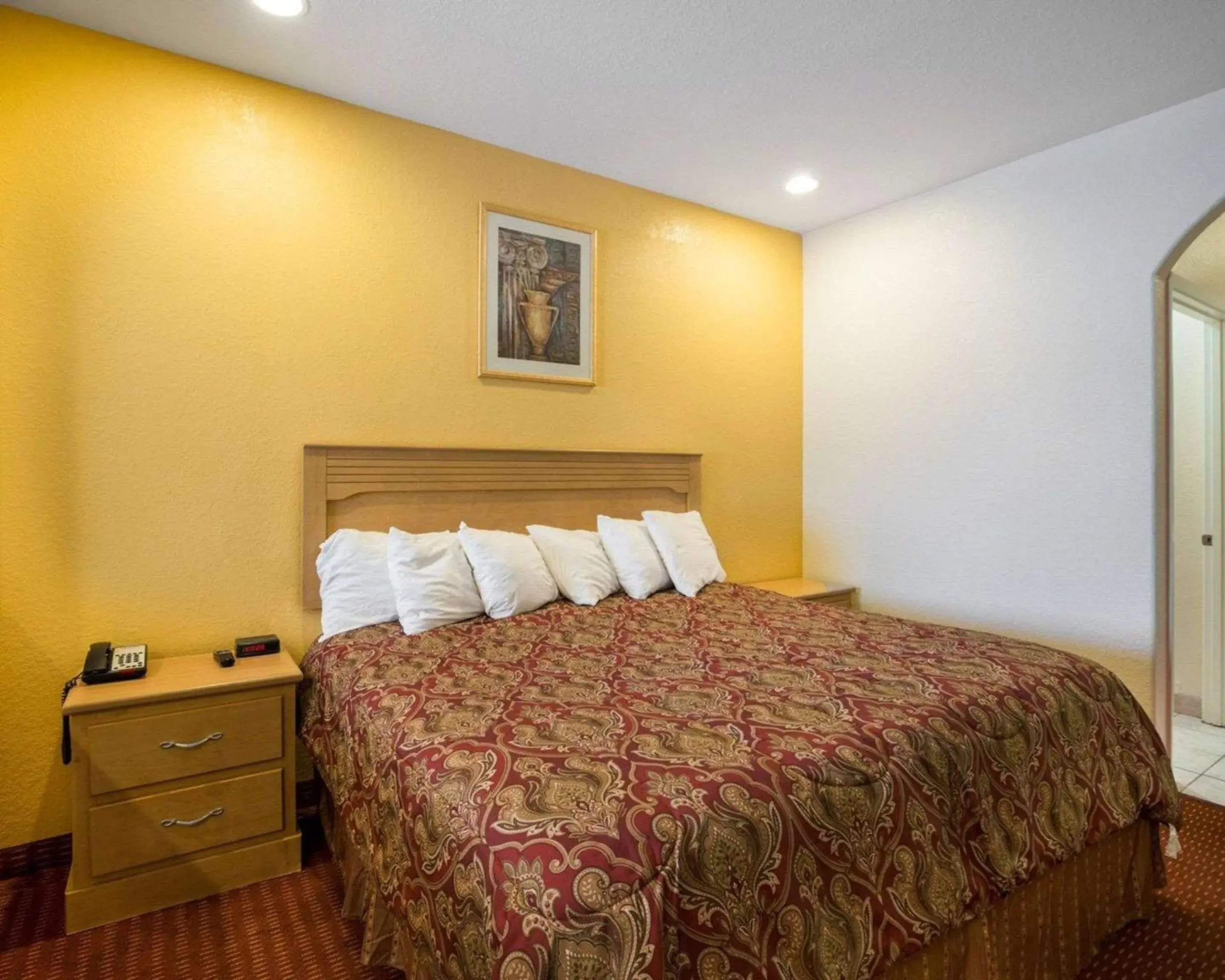 Photo of the whole room, Bed in Scottish Inn & Suites IAH West Photo of the whole room, Bed in Scottish Inn & Suites IAH West