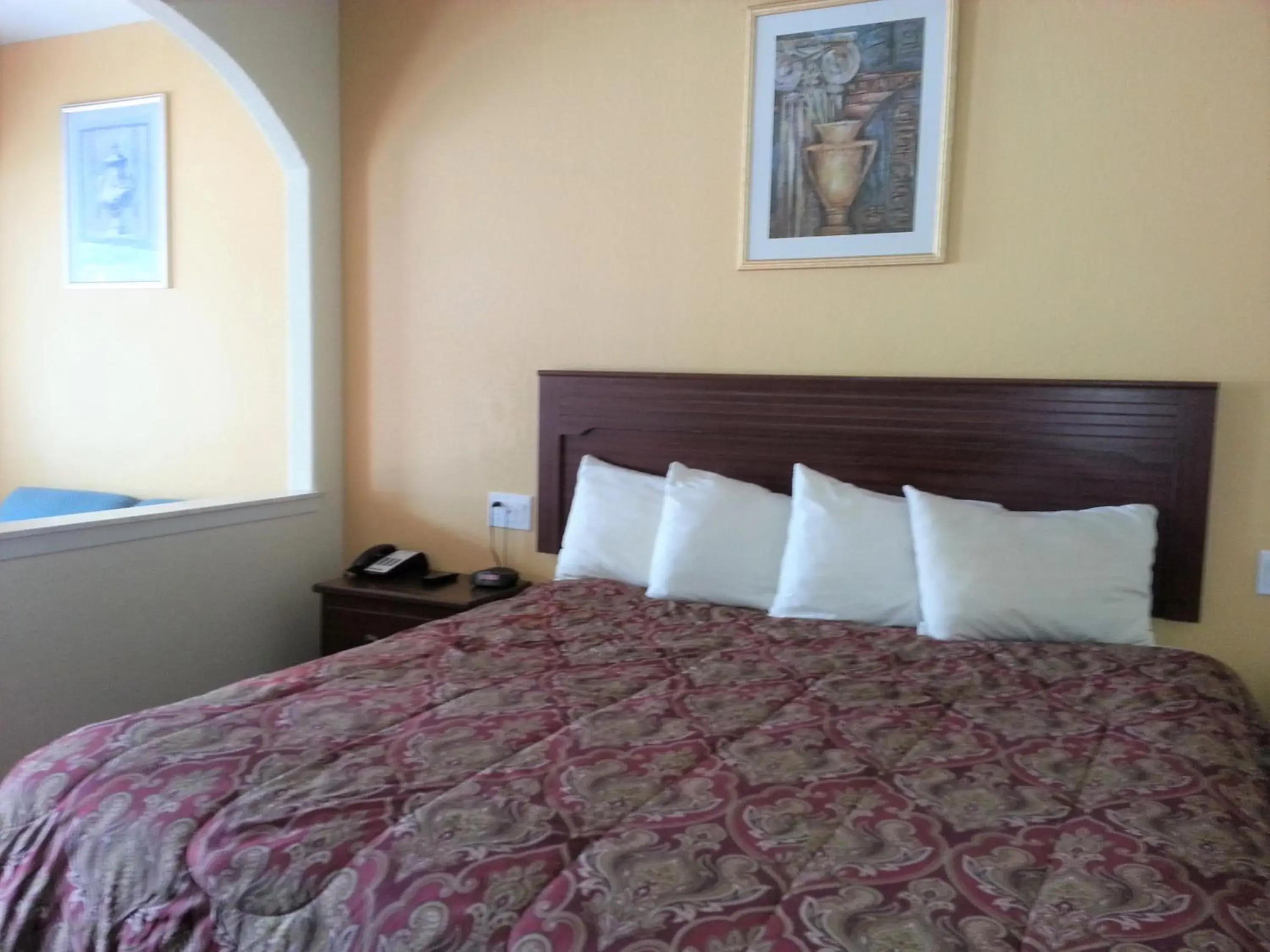 Bed in Scottish Inn & Suites IAH West Bed in Scottish Inn & Suites IAH West