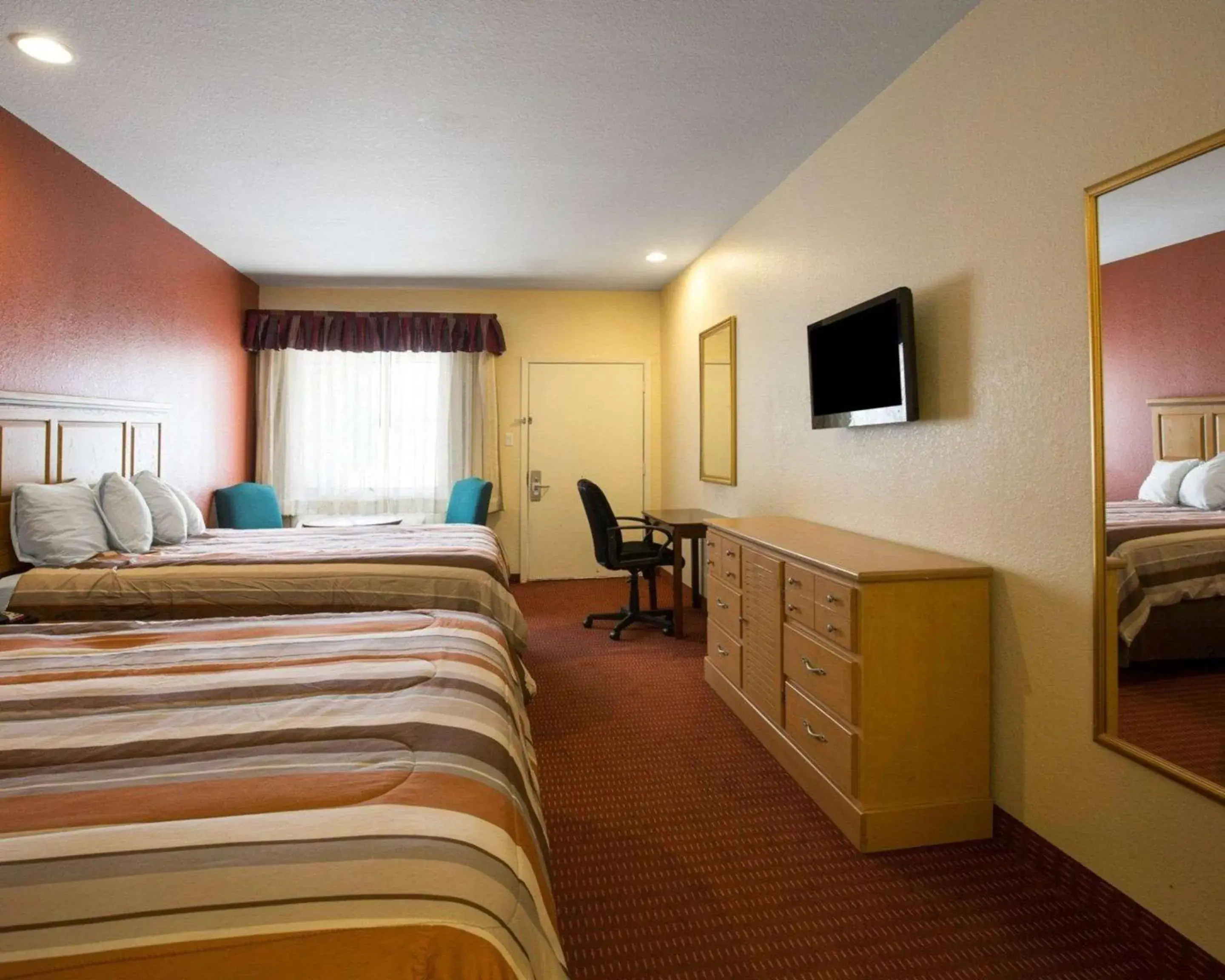 Photo of the whole room, Bed in Scottish Inn & Suites IAH West Photo of the whole room, Bed in Scottish Inn & Suites IAH West
