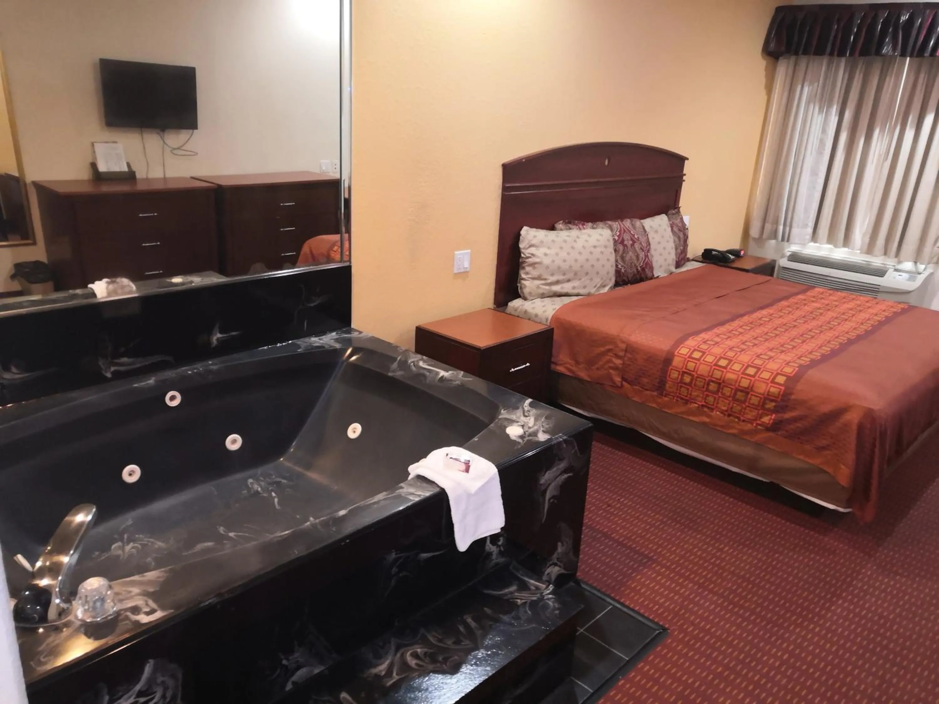 Bed in Scottish Inn & Suites IAH West