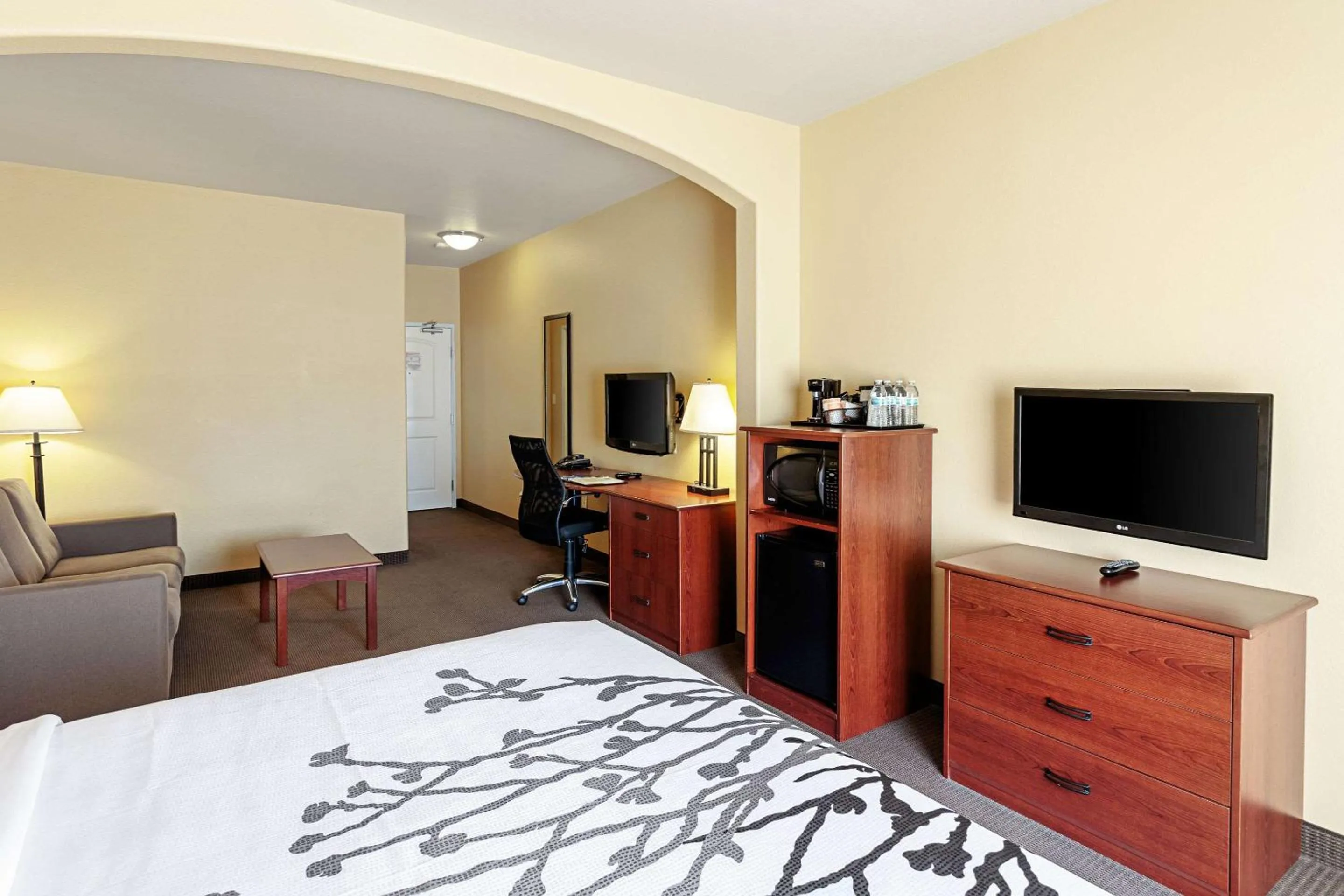 Photo of the whole room, Bed in Sleep Inn & Suites Tyler South