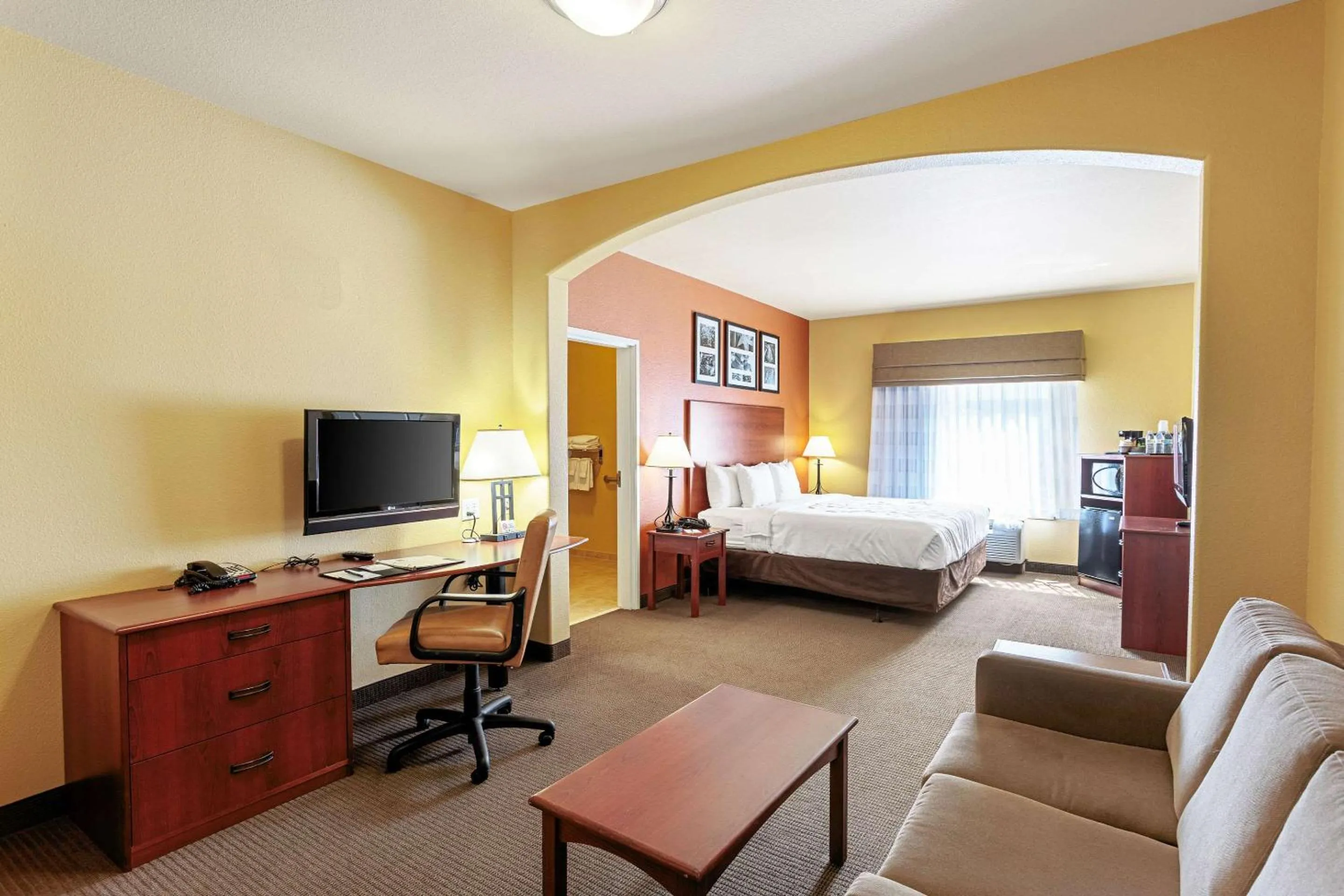 Photo of the whole room, Bed in Sleep Inn & Suites Tyler South